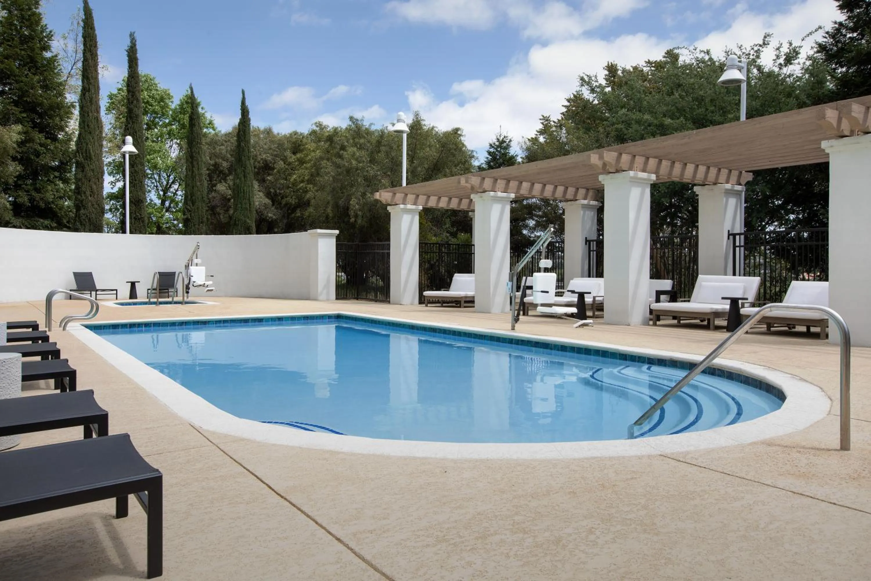 Swimming pool in Courtyard by Marriott Paso Robles