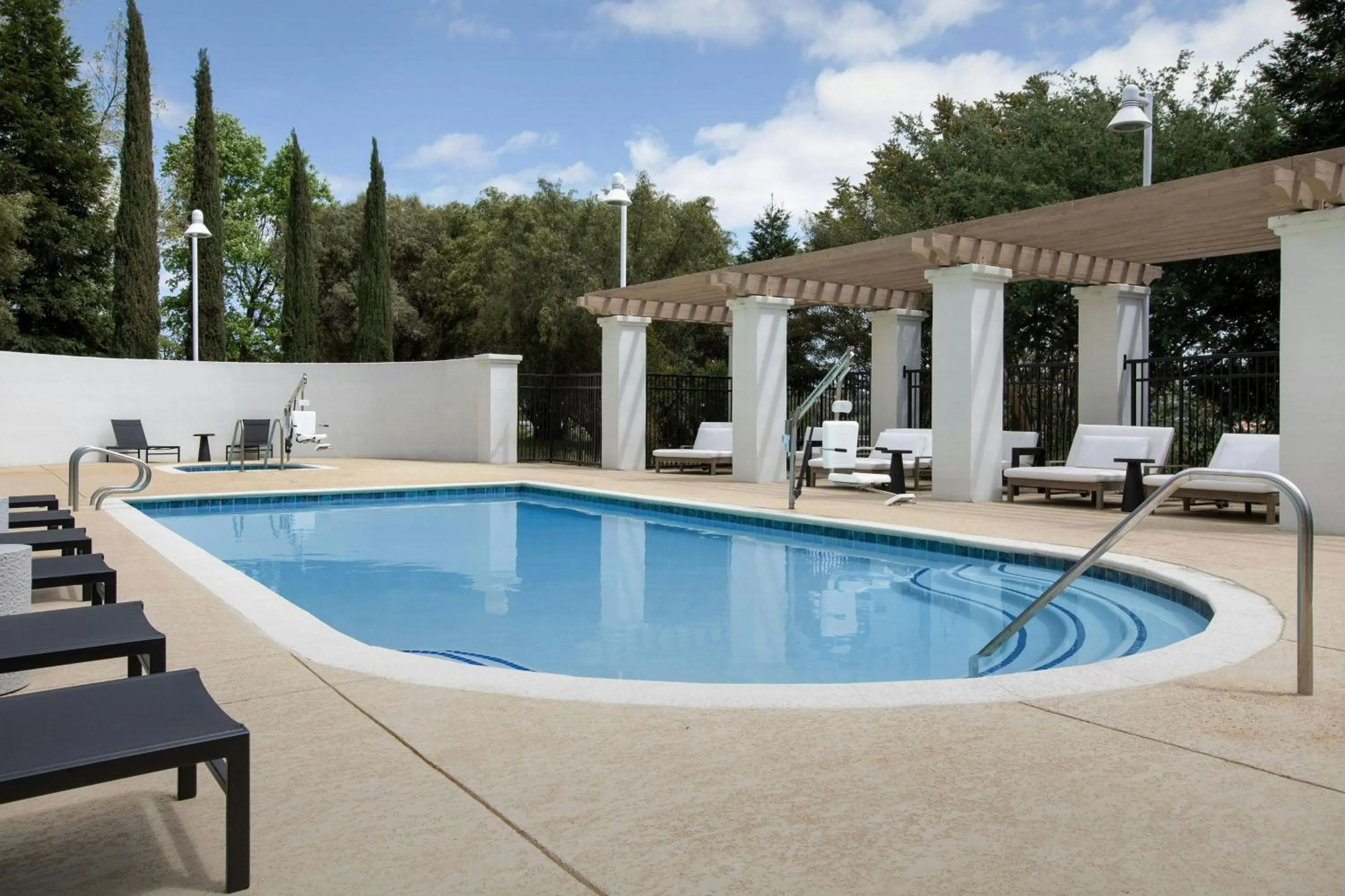 Swimming pool in Courtyard by Marriott Paso Robles