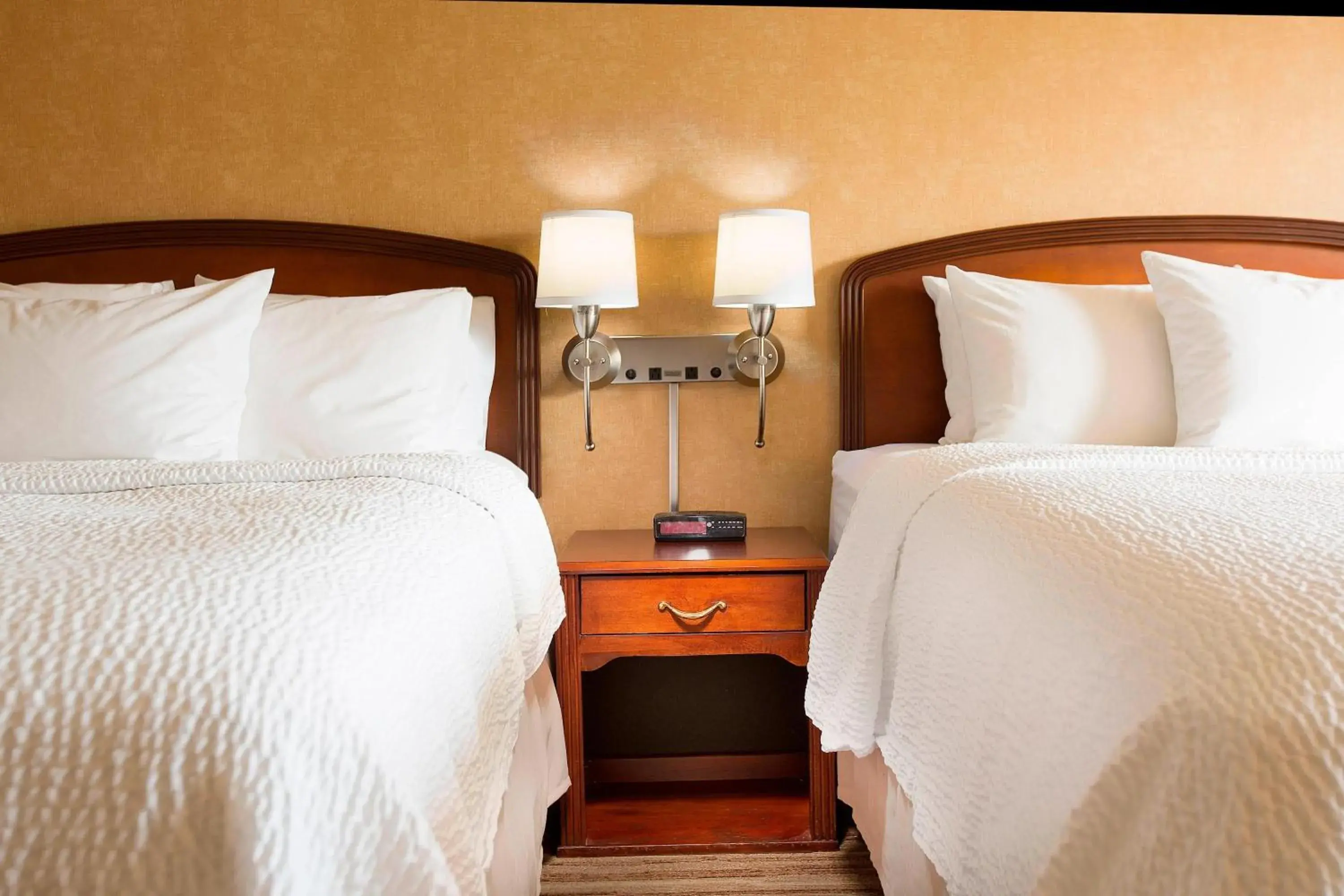 Queen Room with Two Queen Beds in Courtyard Seattle North / Lynnwood Everett Queen Room with Two Queen Beds in Courtyard Seattle North / Lynnwood Everett