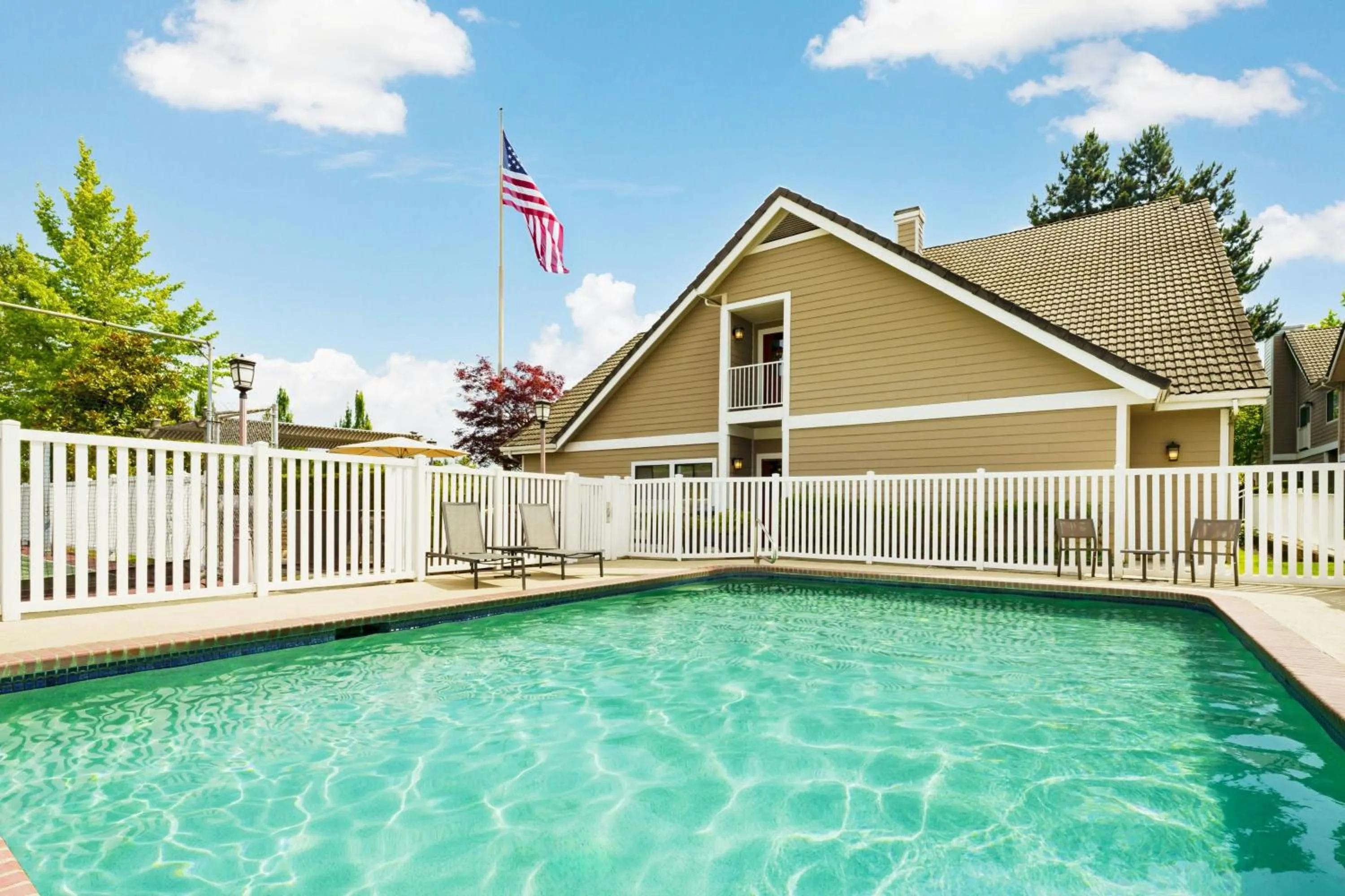 Swimming pool in Residence Inn Seattle North/Lynnwood Everett
