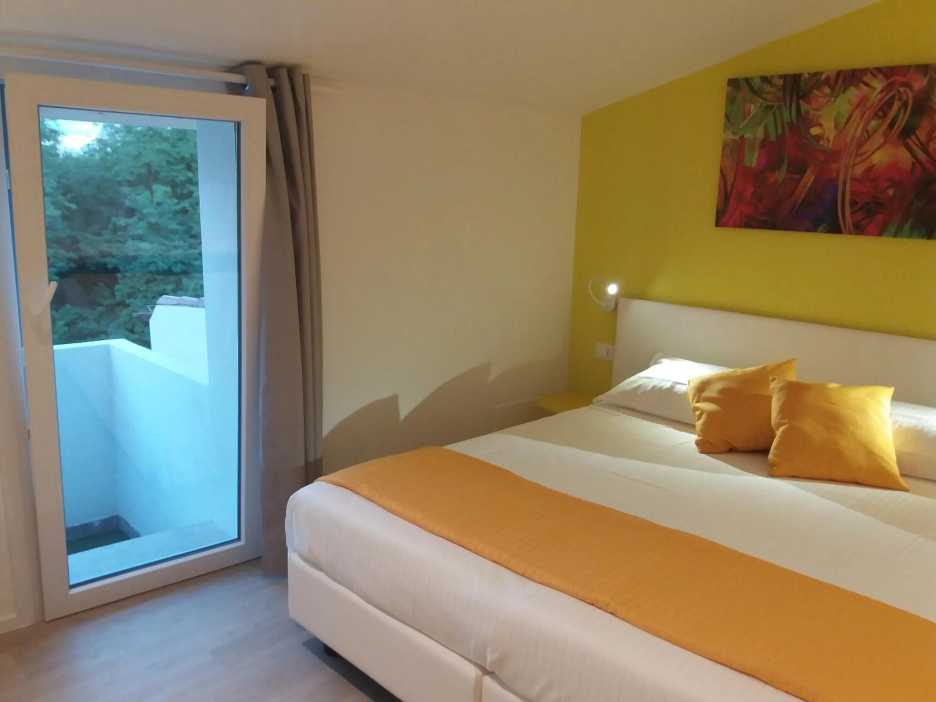 Bedroom, Bed in Suite Color Verona