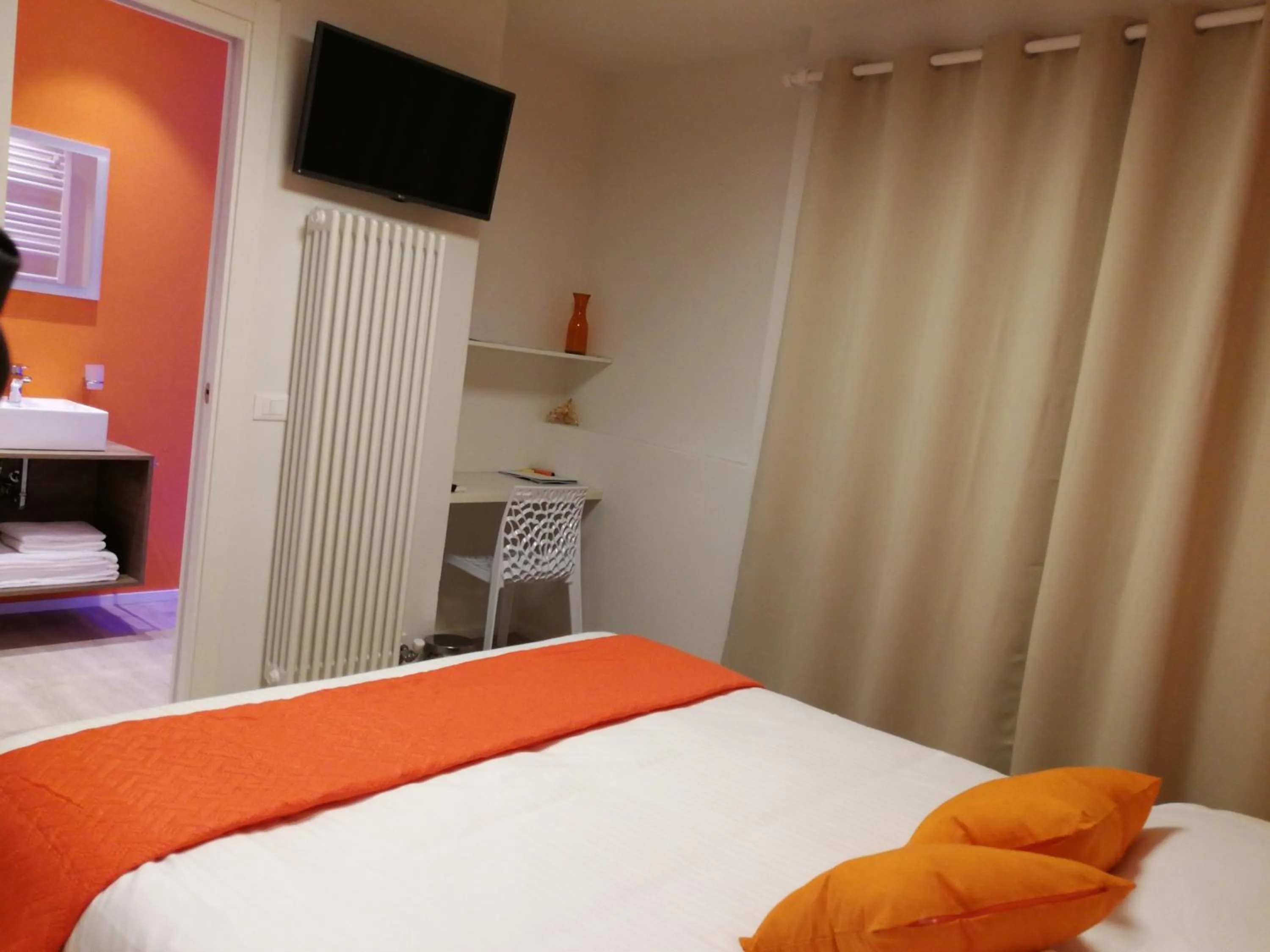 Bedroom, Bed in Suite Color Verona