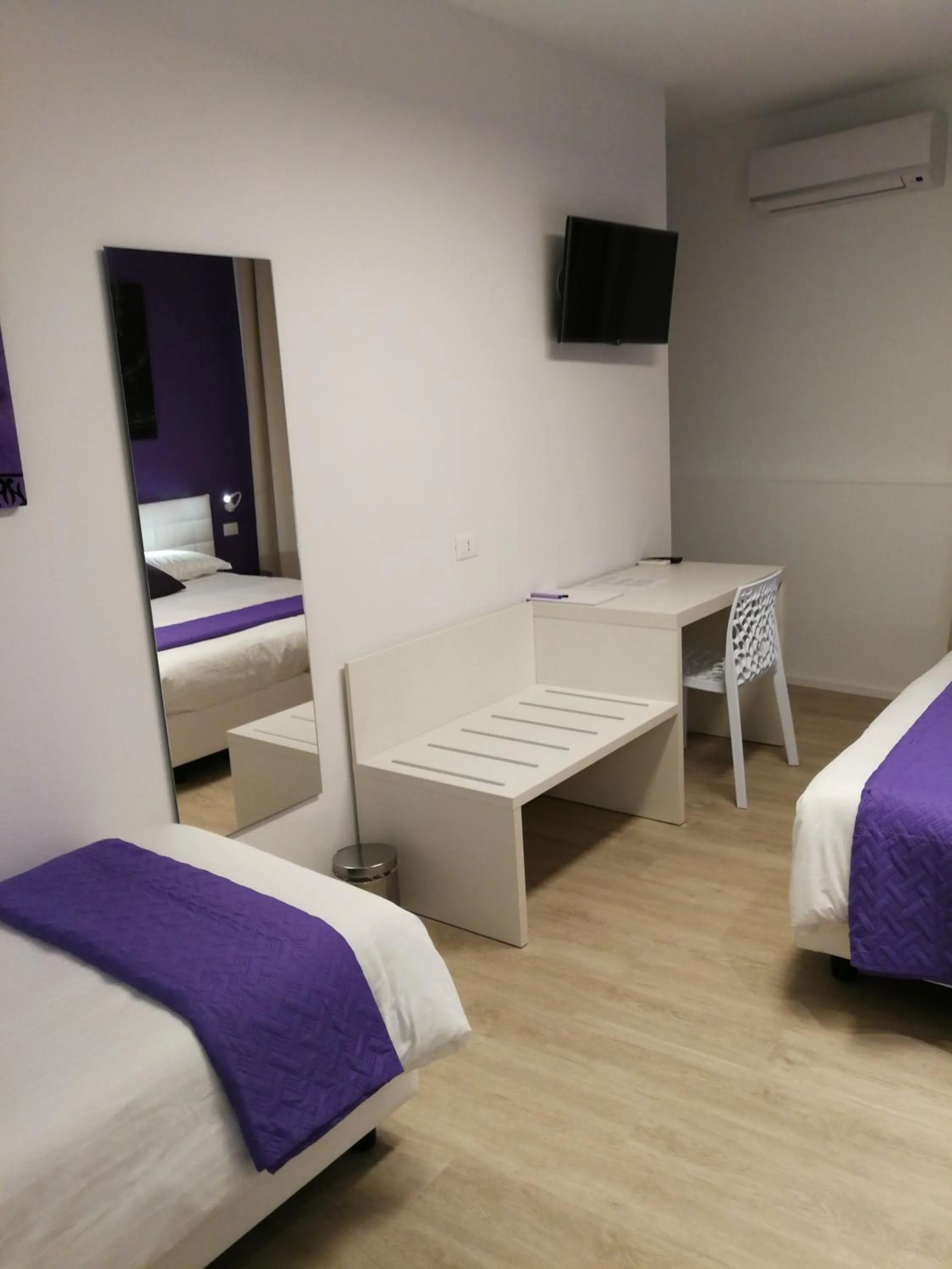 Bedroom, Bed in Suite Color Verona