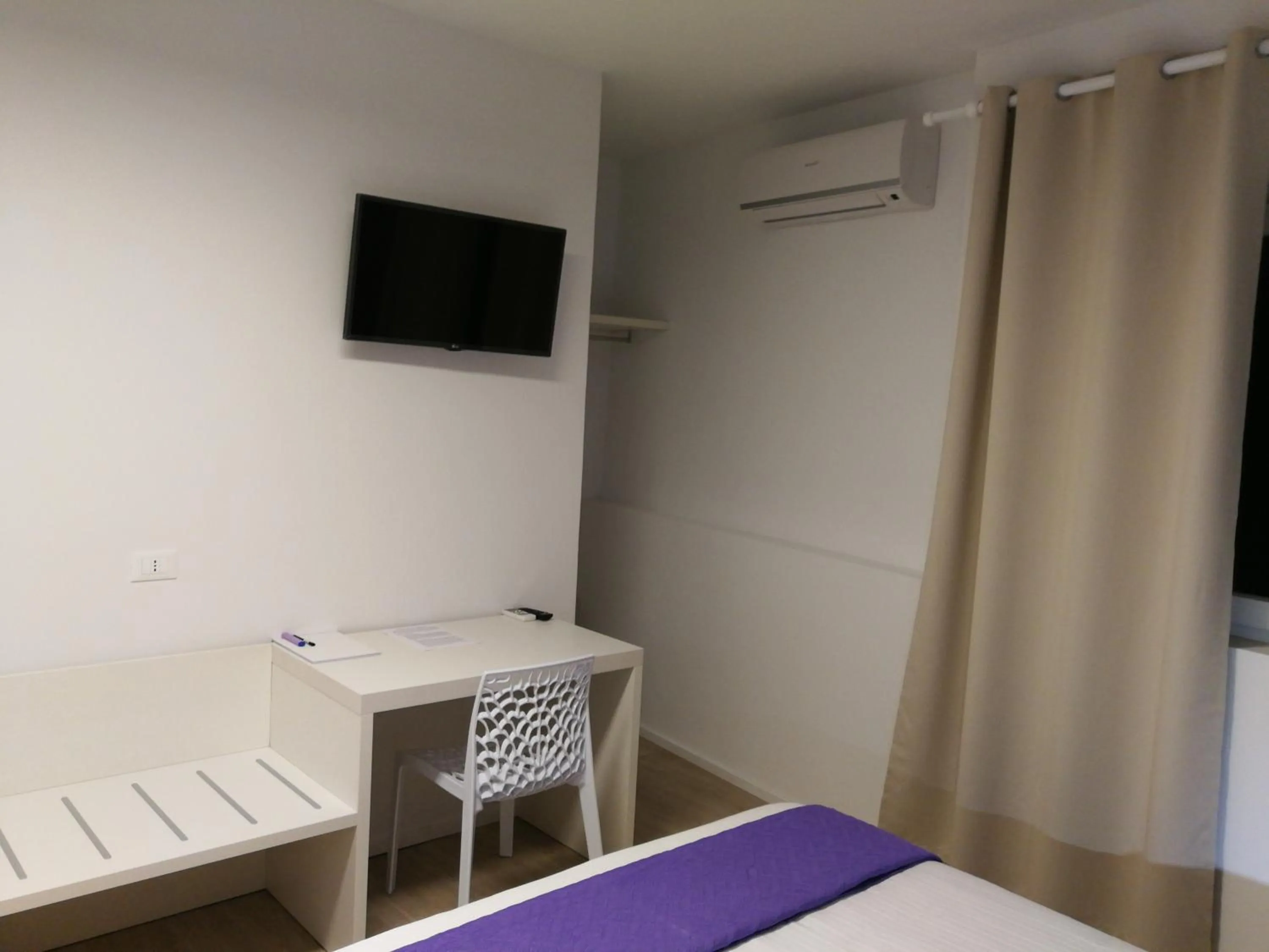 Bedroom, Bed in Suite Color Verona