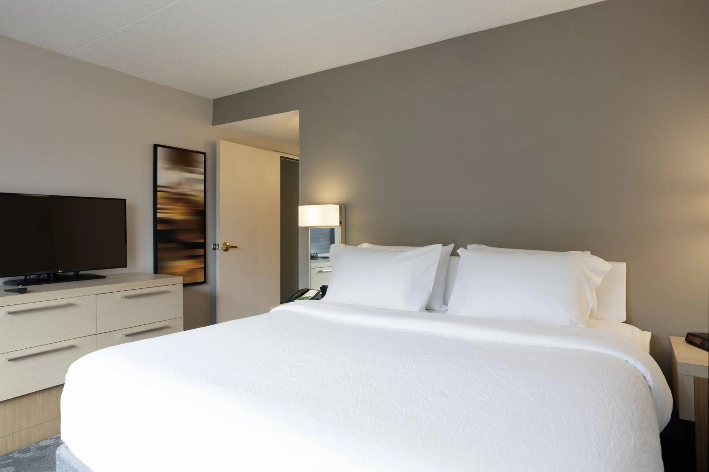 Photo of the whole room, Bed in Courtyard Harrisonburg