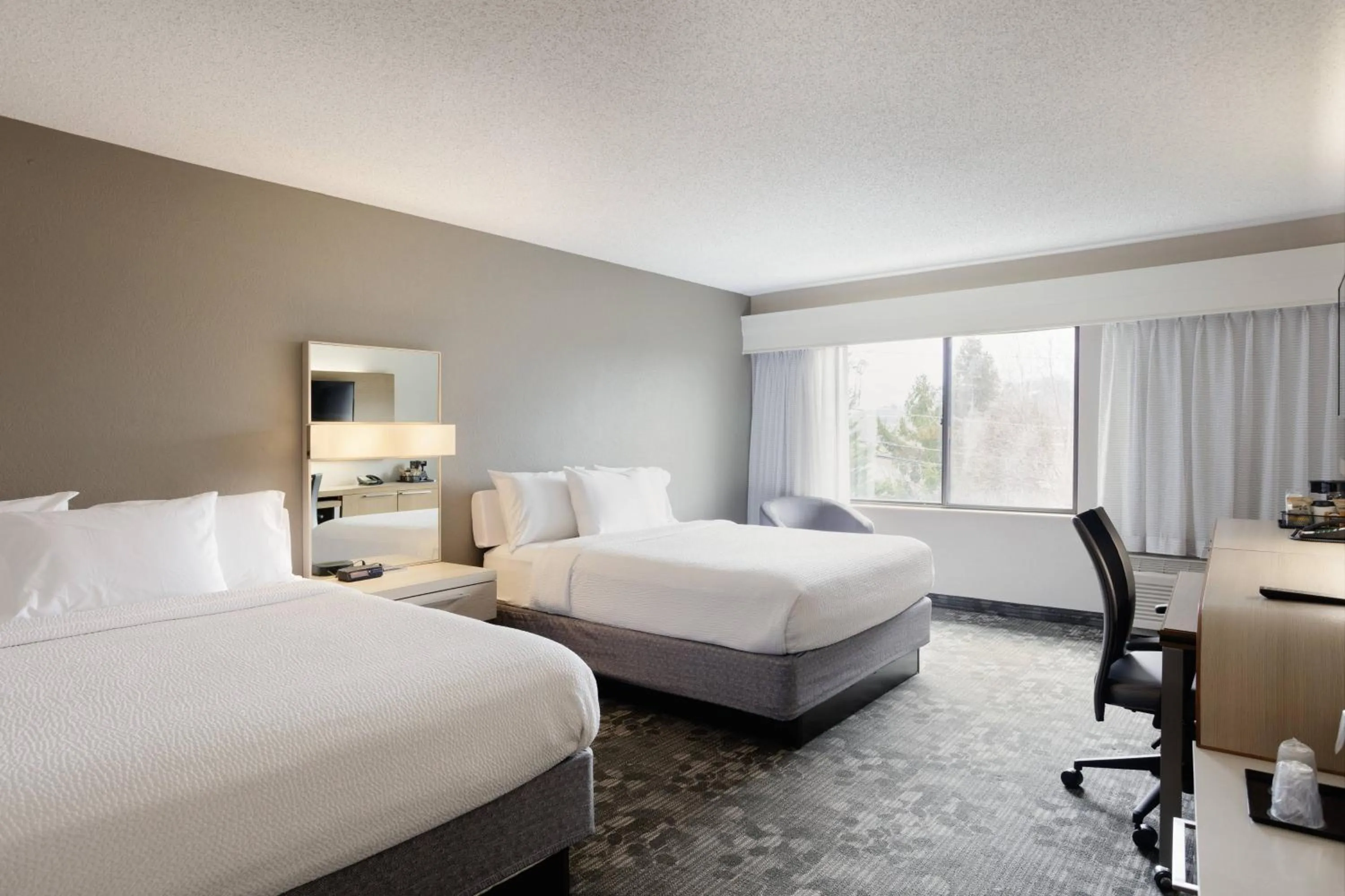 Photo of the whole room, Bed in Courtyard Harrisonburg