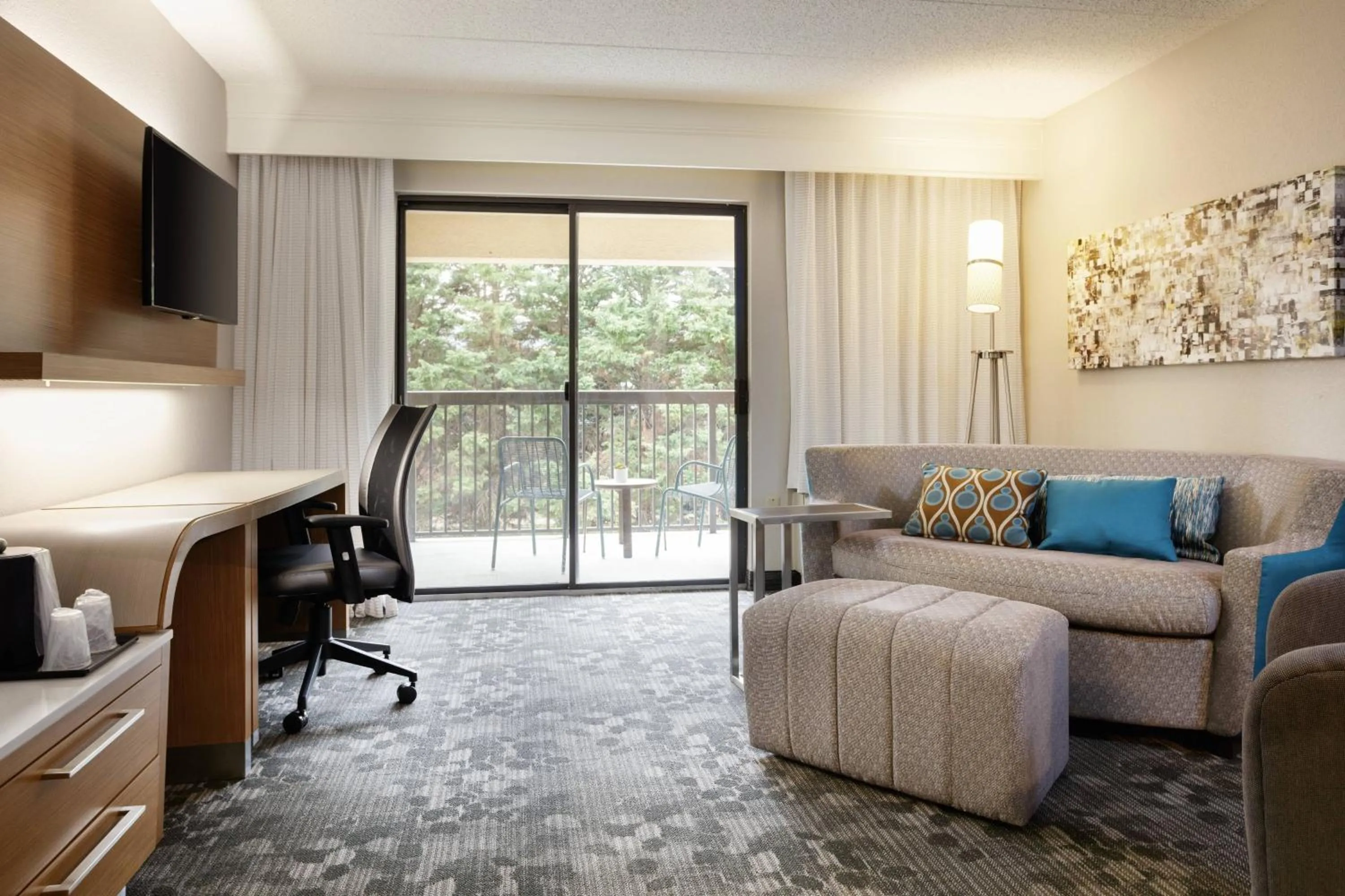 Photo of the whole room in Courtyard Harrisonburg