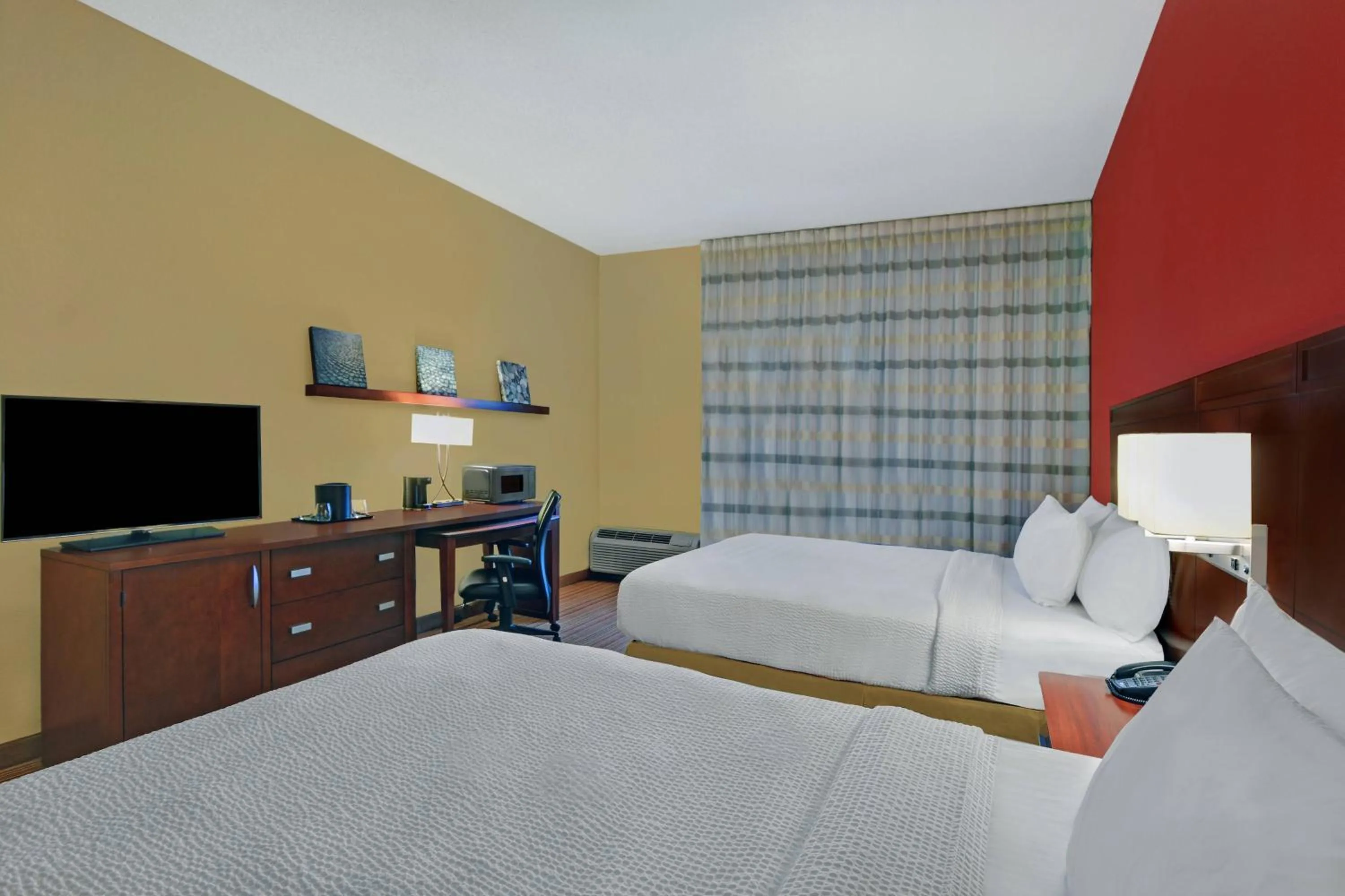 Photo of the whole room, Bed in Courtyard Shreveport Airport