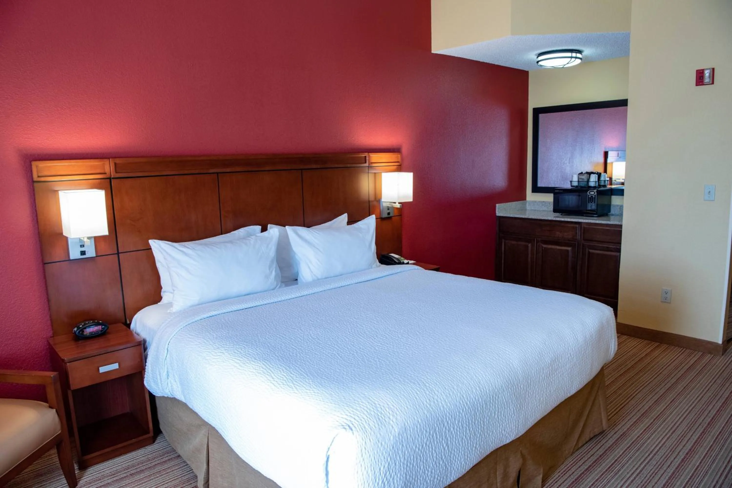 Photo of the whole room, Bed in Courtyard Shreveport Airport