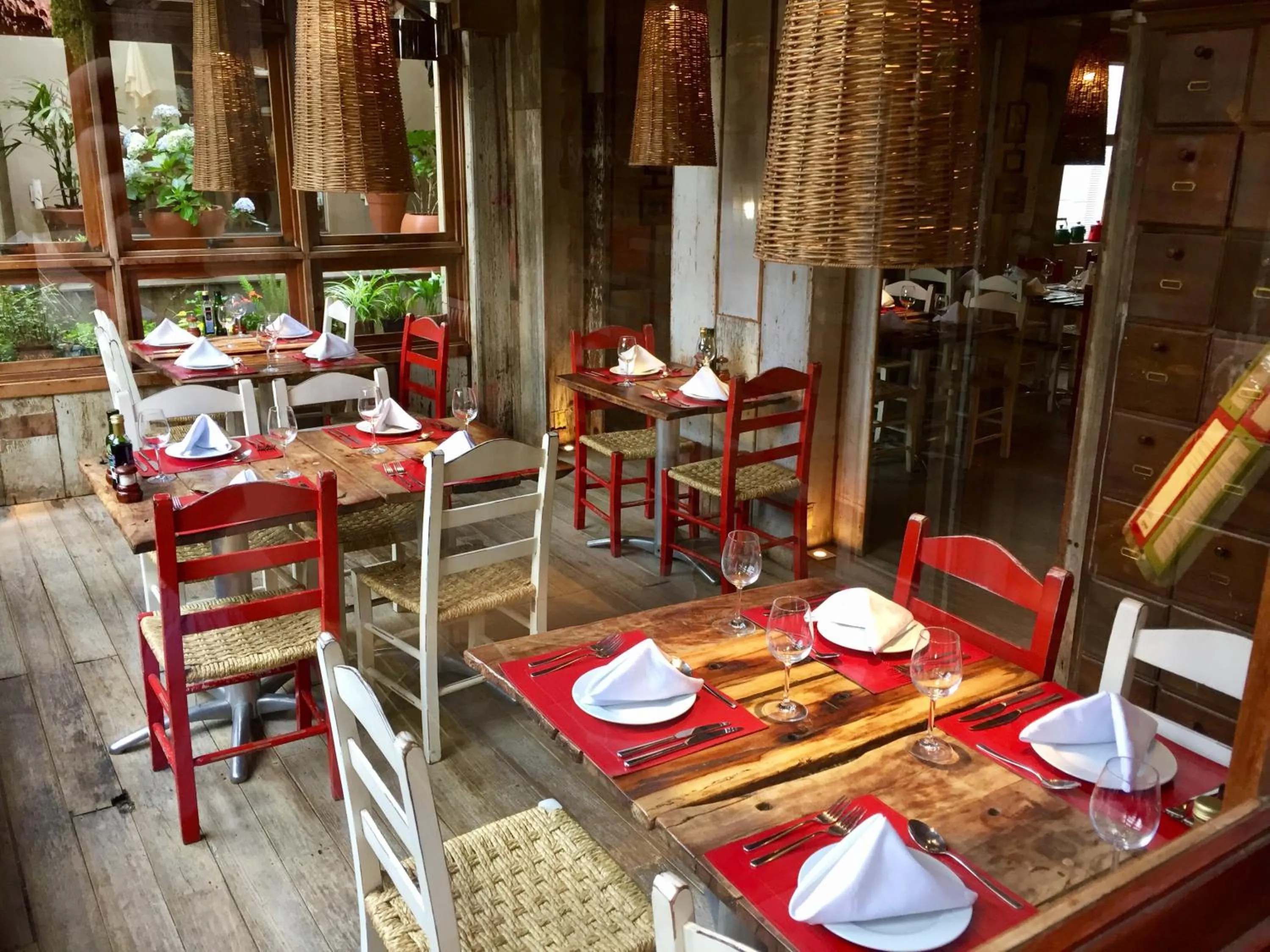 Restaurant/places to eat in Flat Wish Serrano Hotel