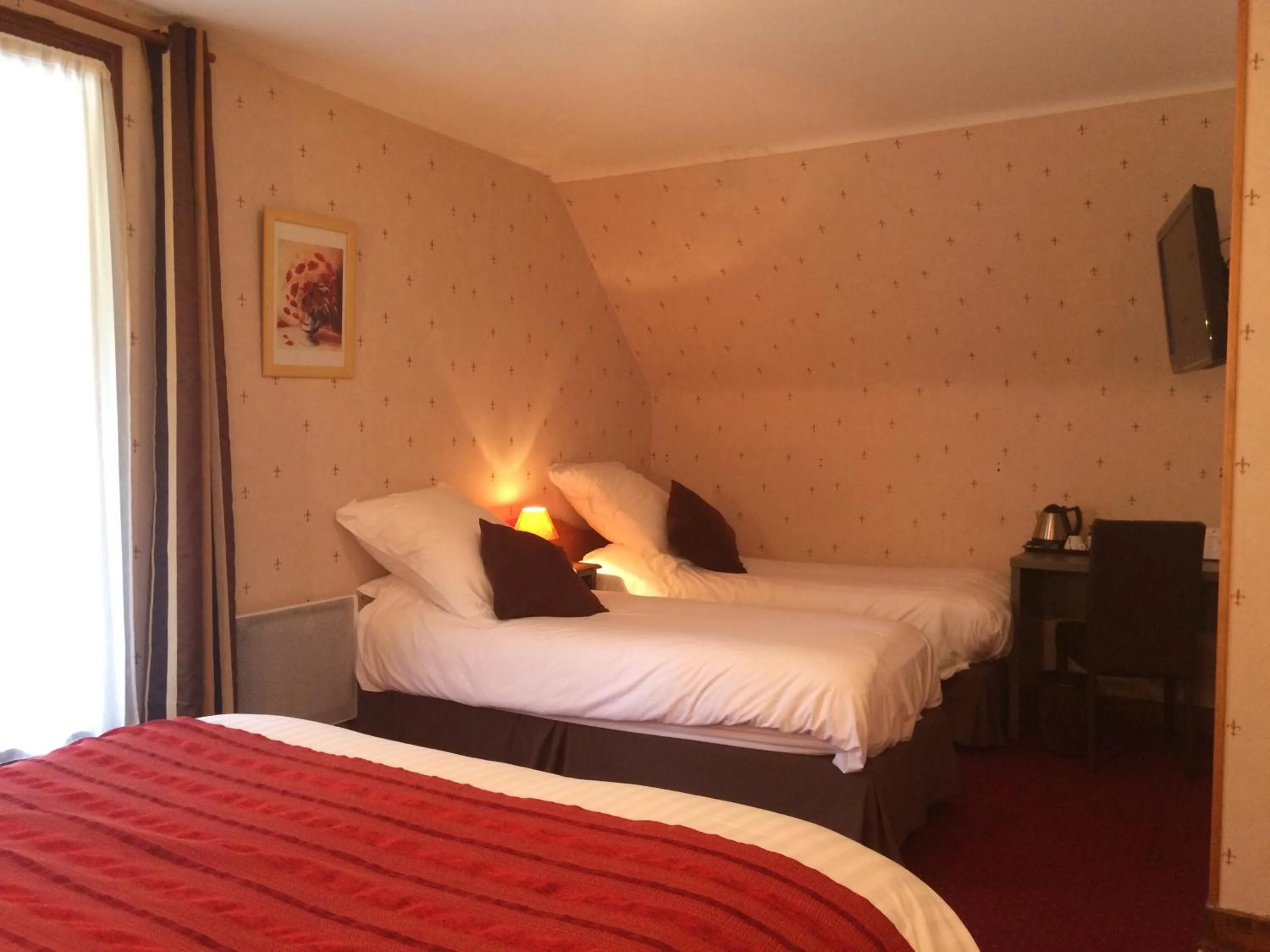 Photo of the whole room, Bed in Auberge de la Petite Ferme, Super-Besse Est, The Originals Relais