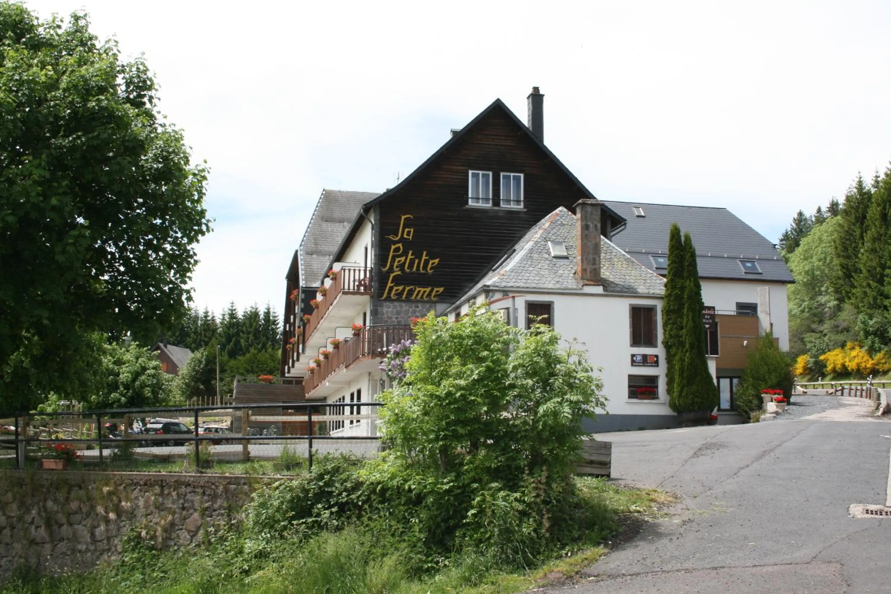 Facade/entrance in Auberge de la Petite Ferme, Super-Besse Est, The Originals Relais