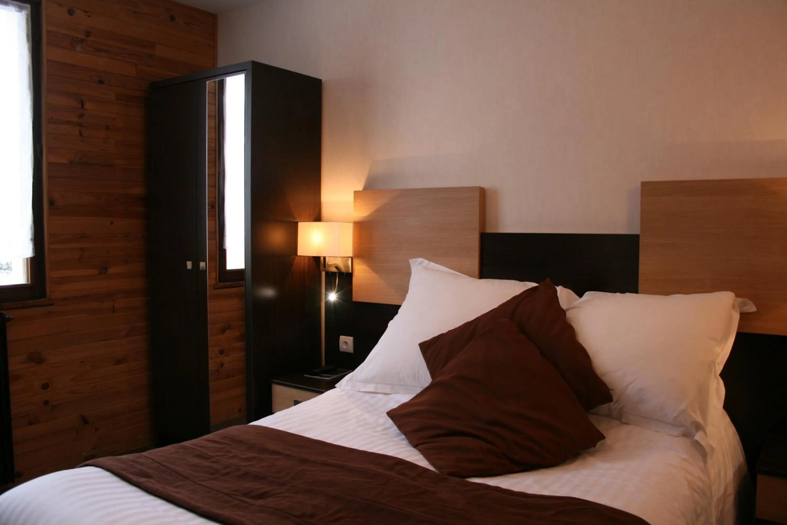 Bed in Auberge de la Petite Ferme, Super-Besse Est, The Originals Relais