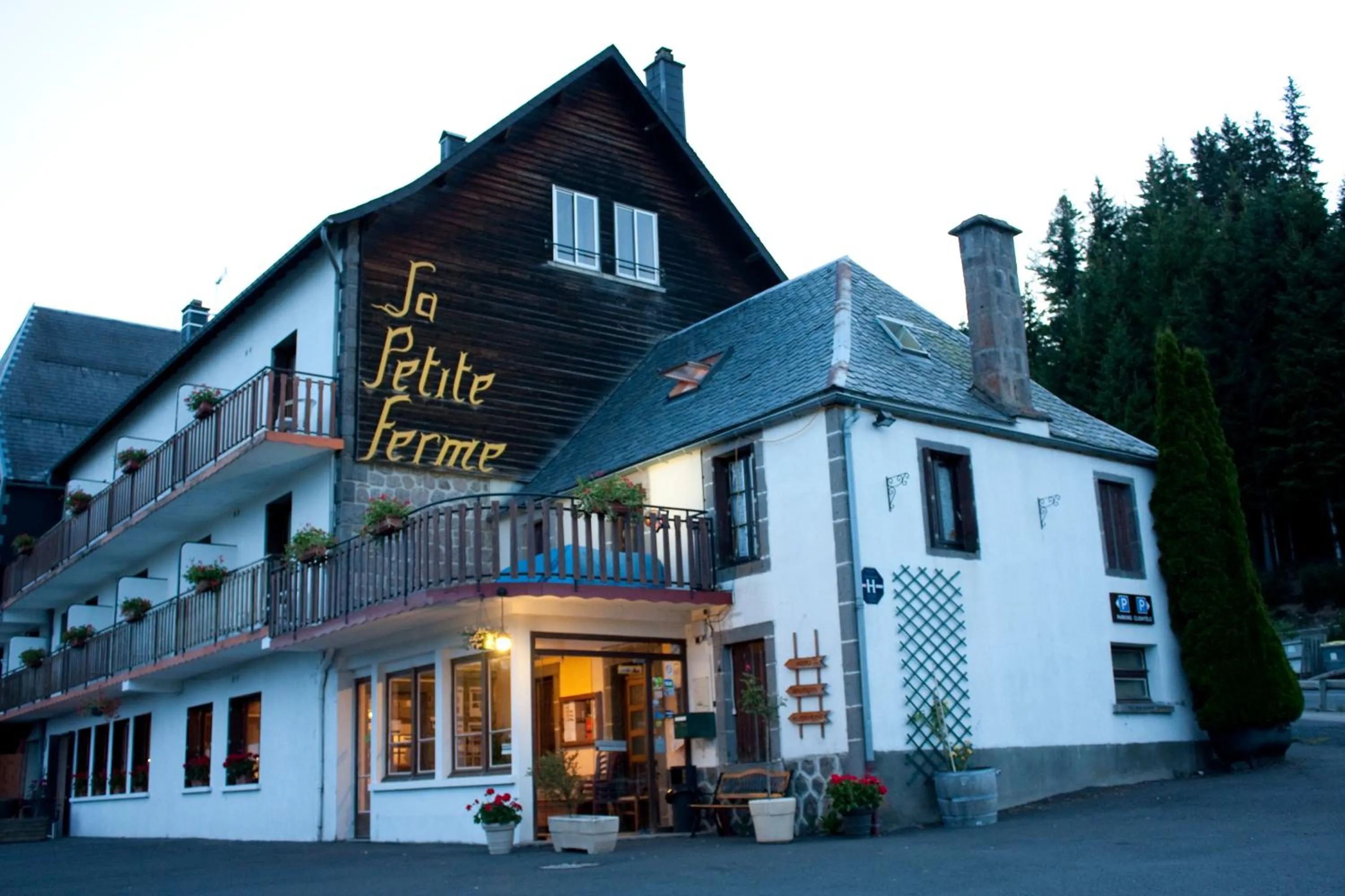 Facade/entrance in Auberge de la Petite Ferme, Super-Besse Est, The Originals Relais