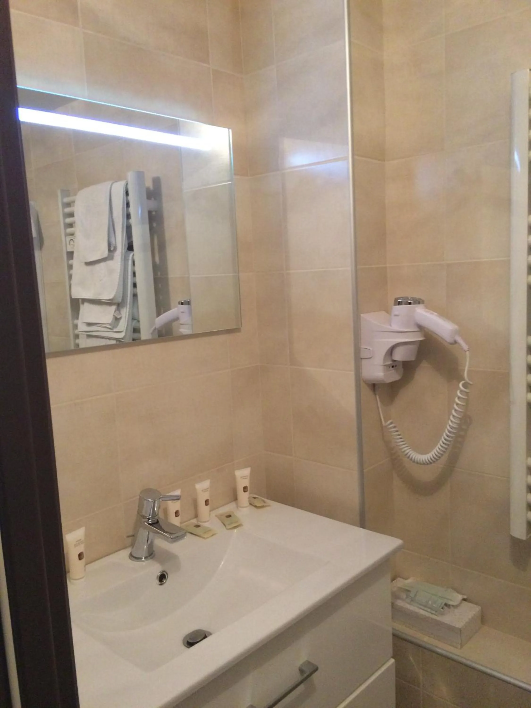 Bathroom in Auberge de la Petite Ferme, Super-Besse Est, The Originals Relais