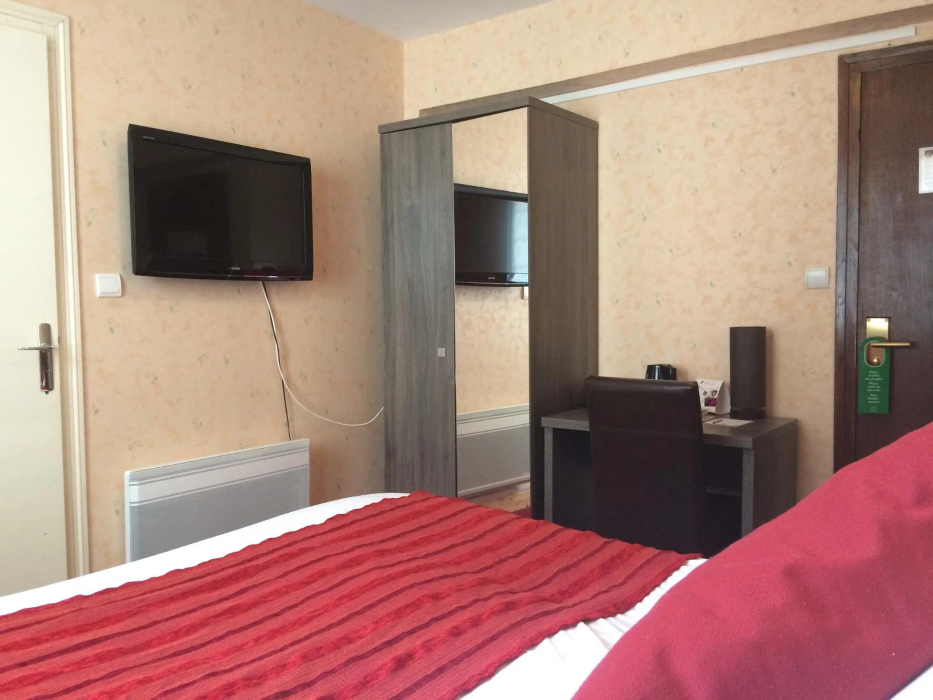 Bed in Auberge de la Petite Ferme, Super-Besse Est, The Originals Relais