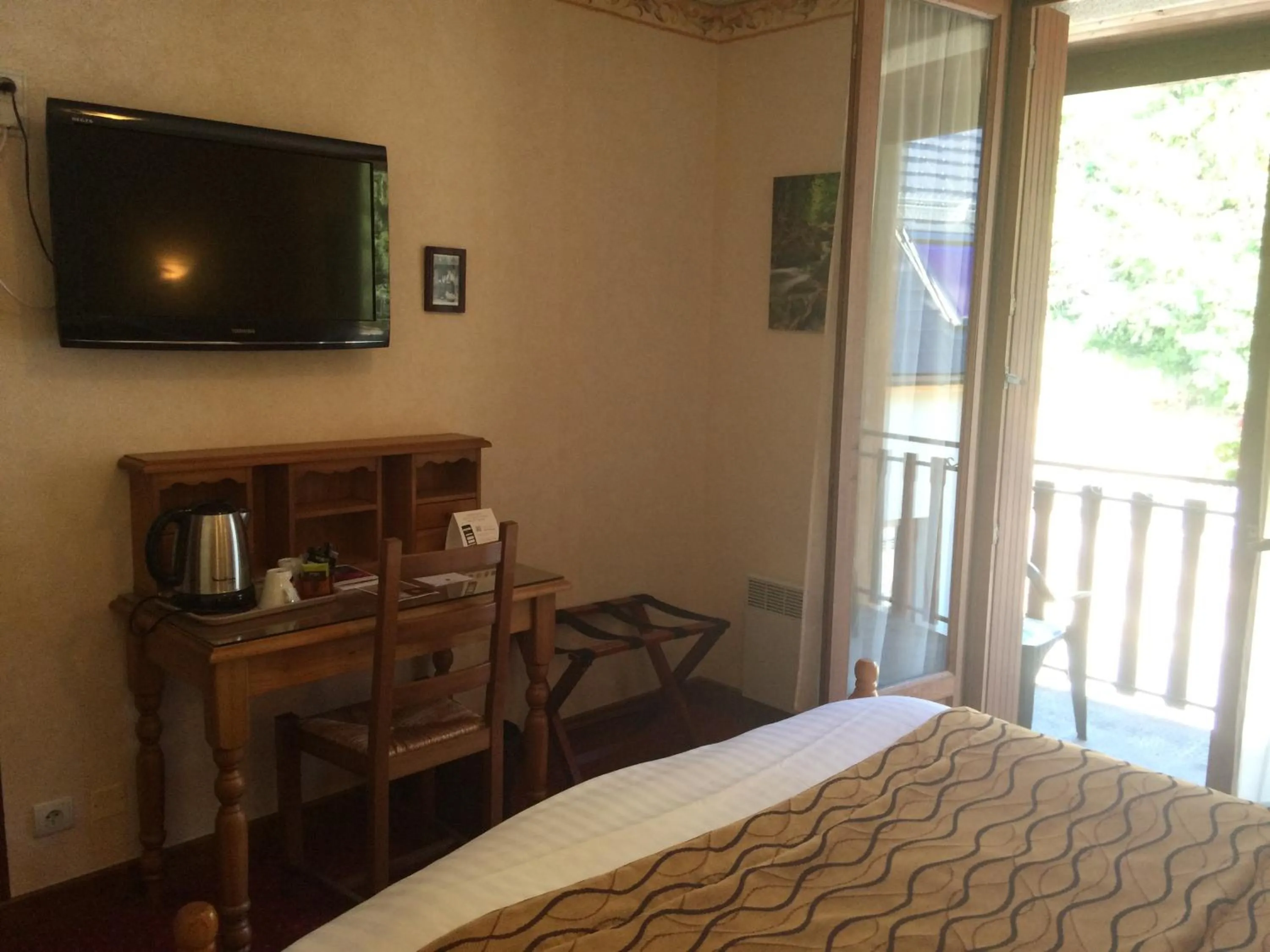 Bed in Auberge de la Petite Ferme, Super-Besse Est, The Originals Relais