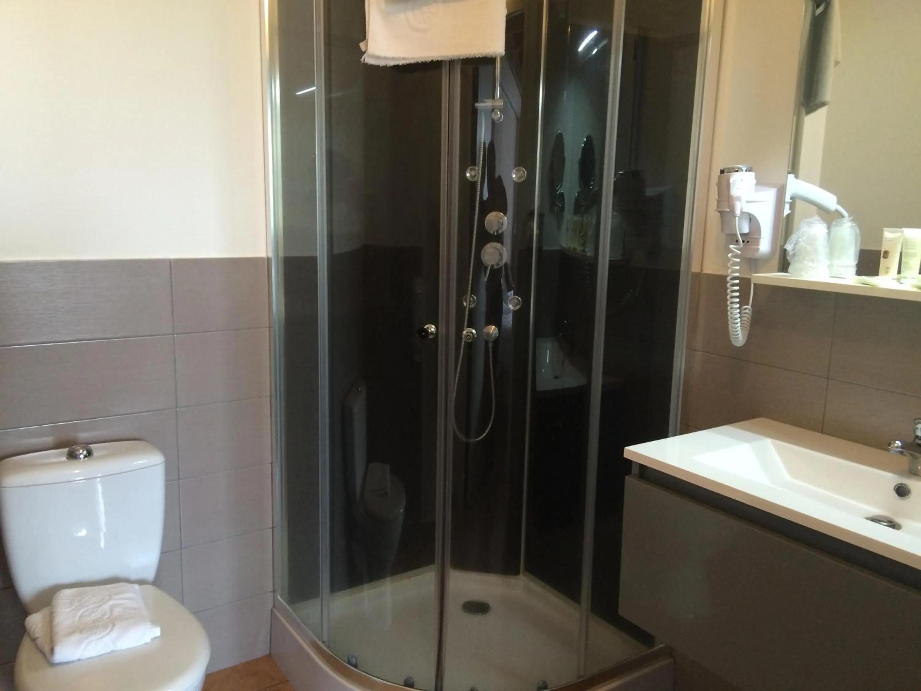 Bathroom in Auberge de la Petite Ferme, Super-Besse Est, The Originals Relais