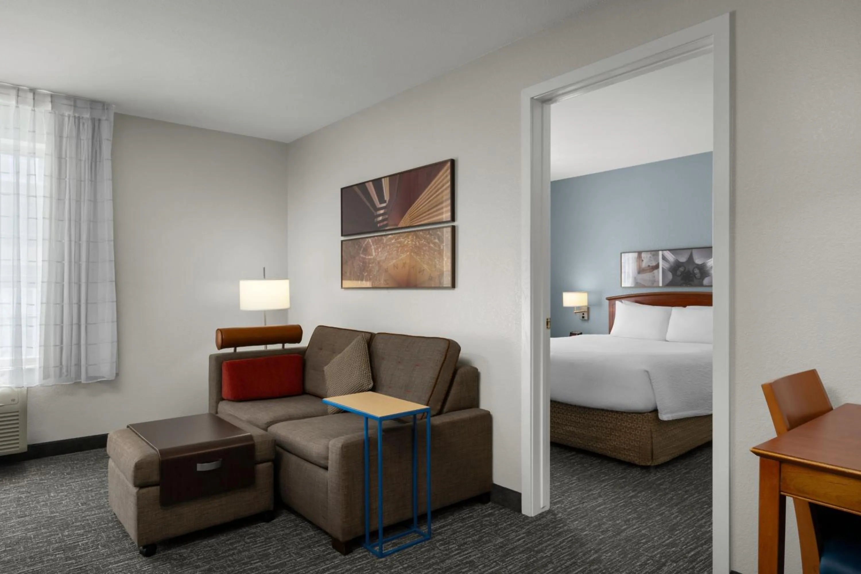 Living room, Bed in TownePlace Suites Salt Lake City Layton