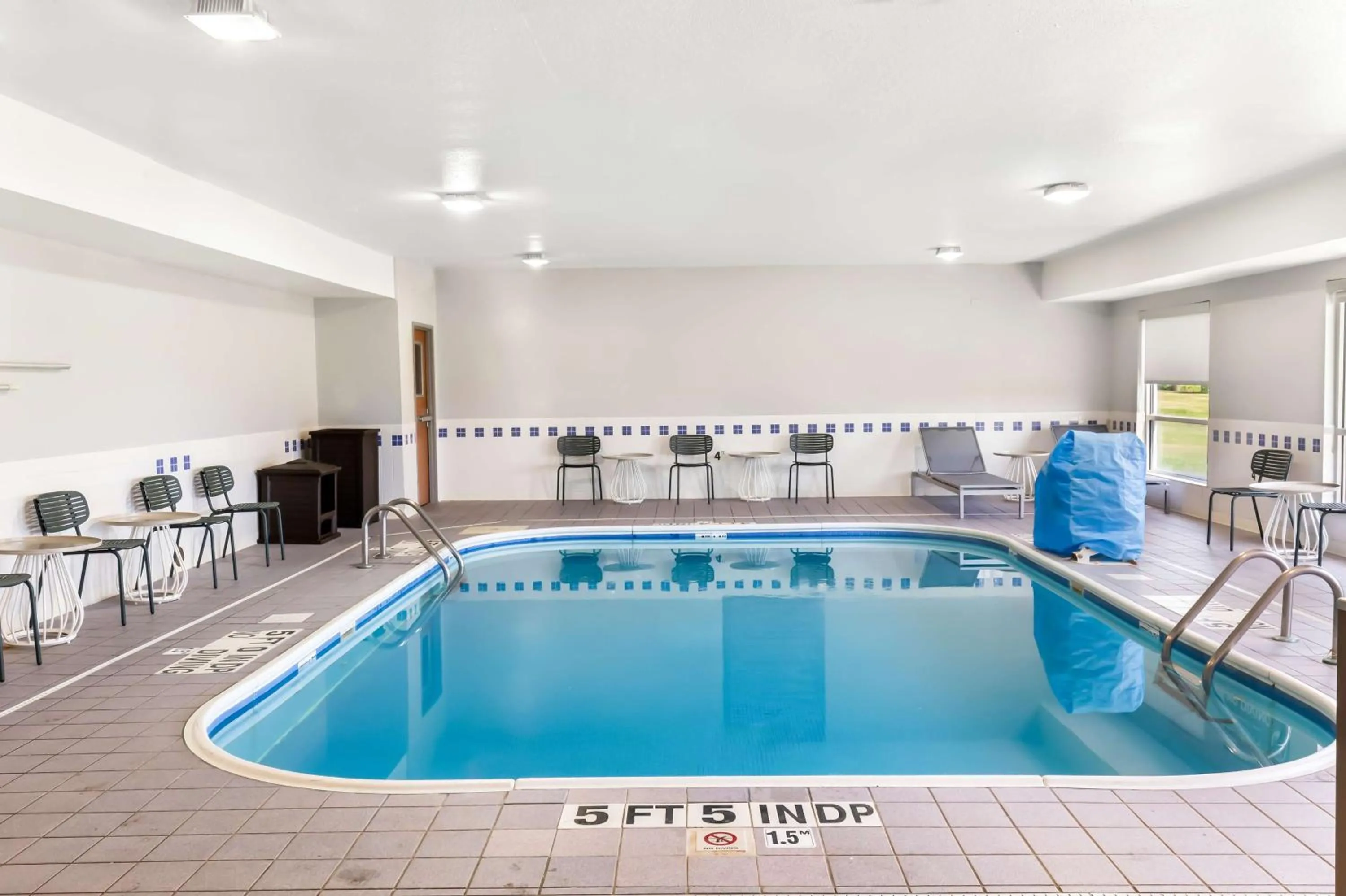 Pool view in Spark by Hilton Springfield Southwest