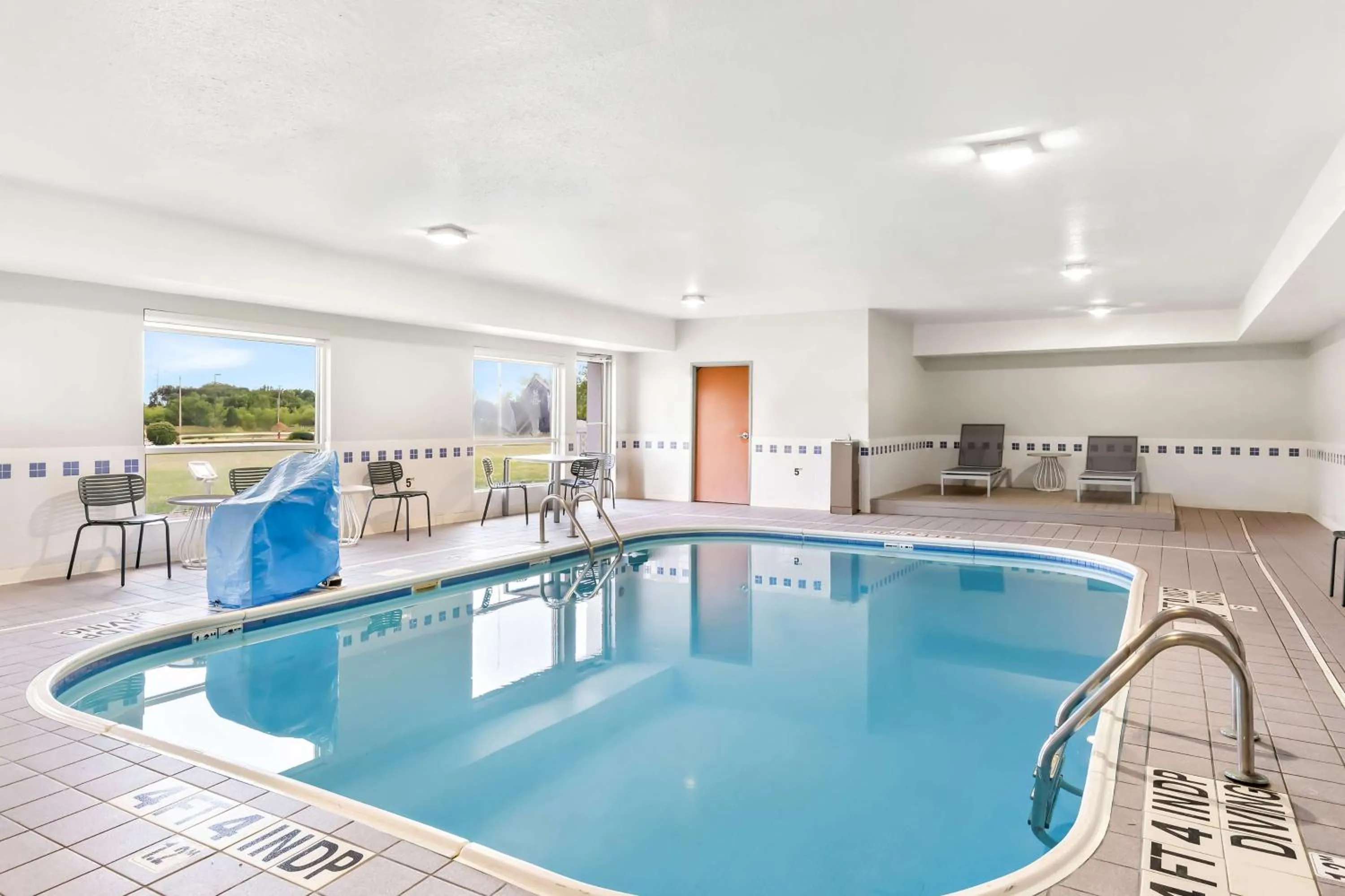 Pool view in Spark by Hilton Springfield Southwest