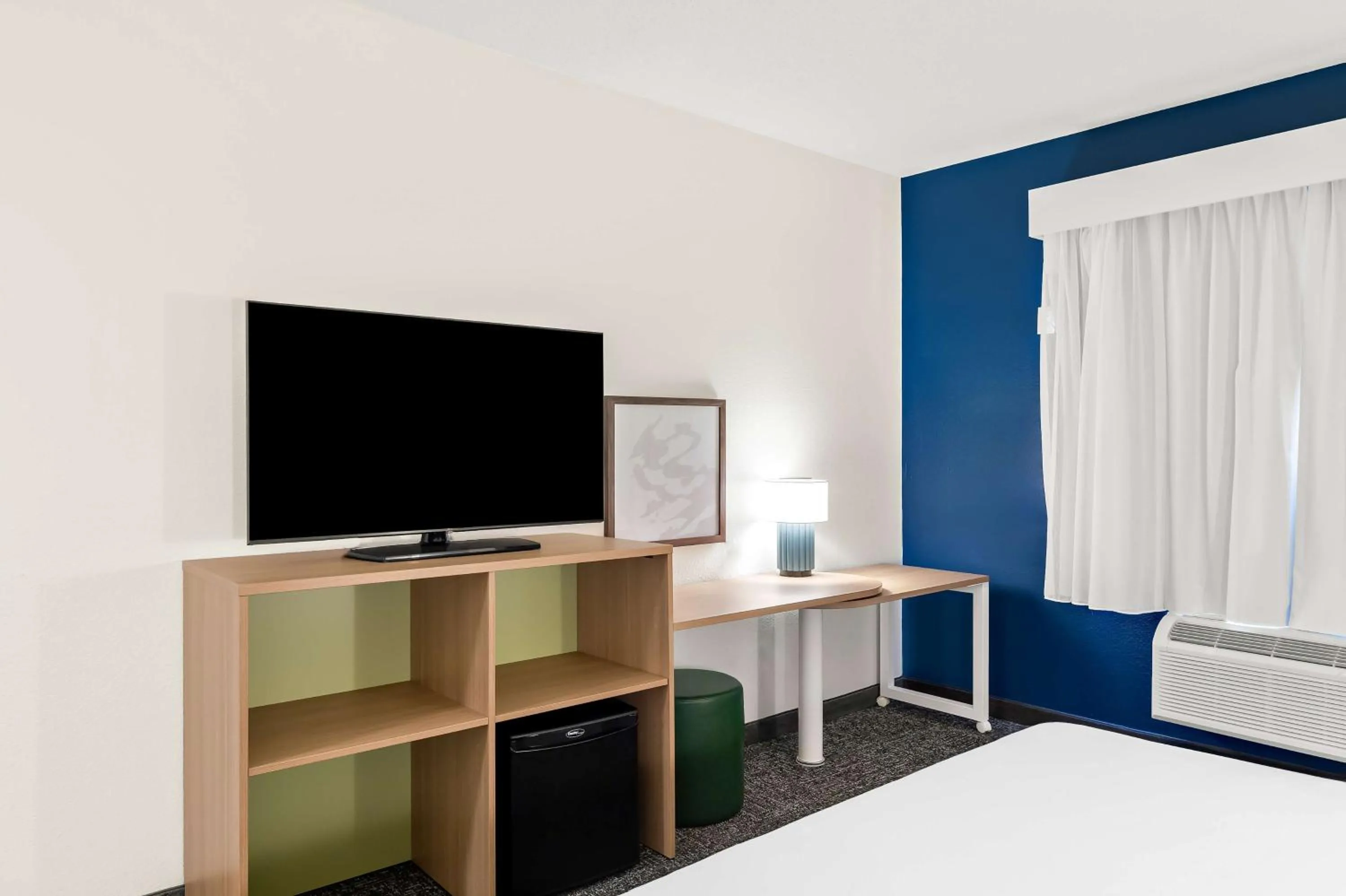 Photo of the whole room, Bed in Spark by Hilton Springfield Southwest