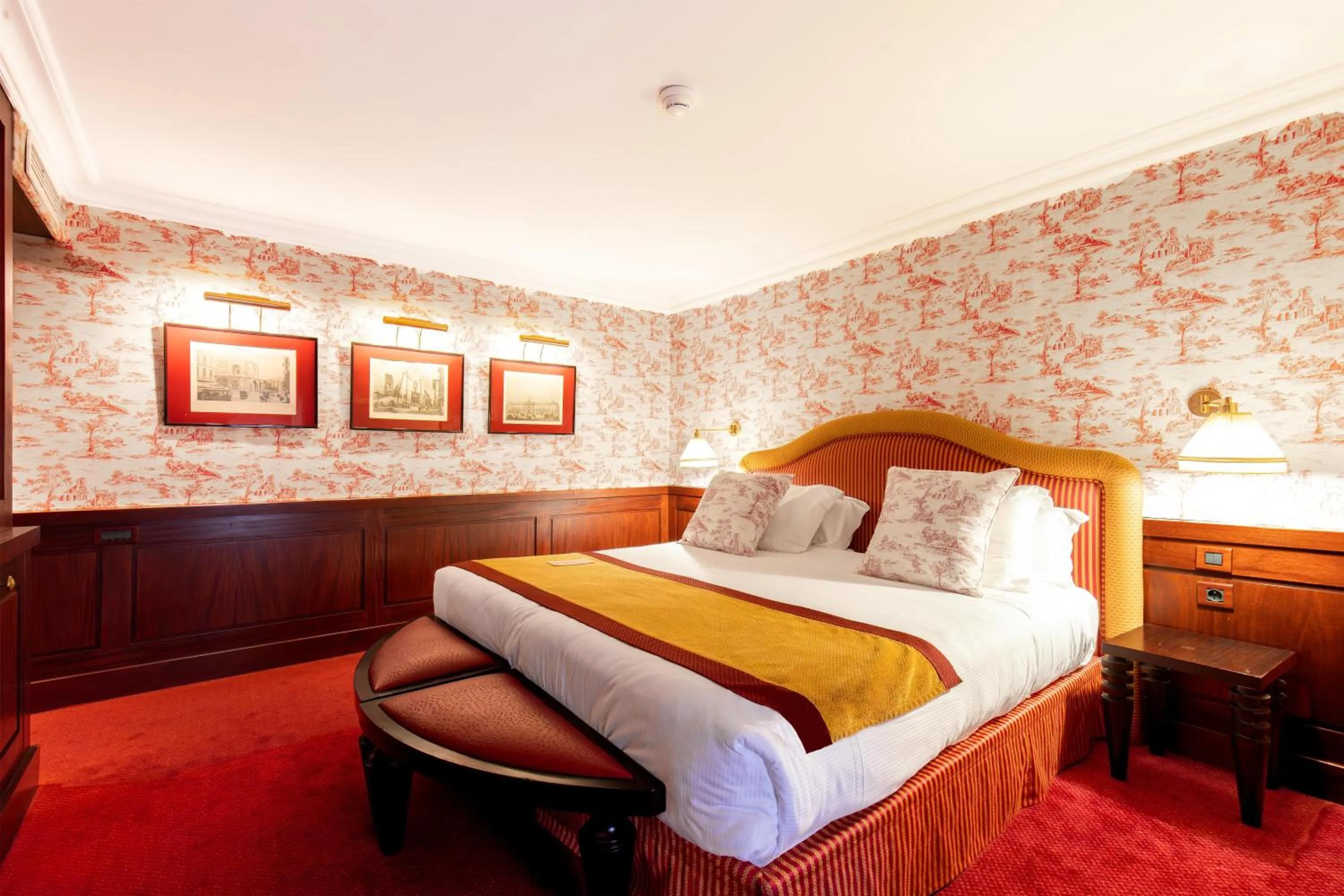 Photo of the whole room, Bed in Grand Hotel de l'Opera - BW Premier Collection