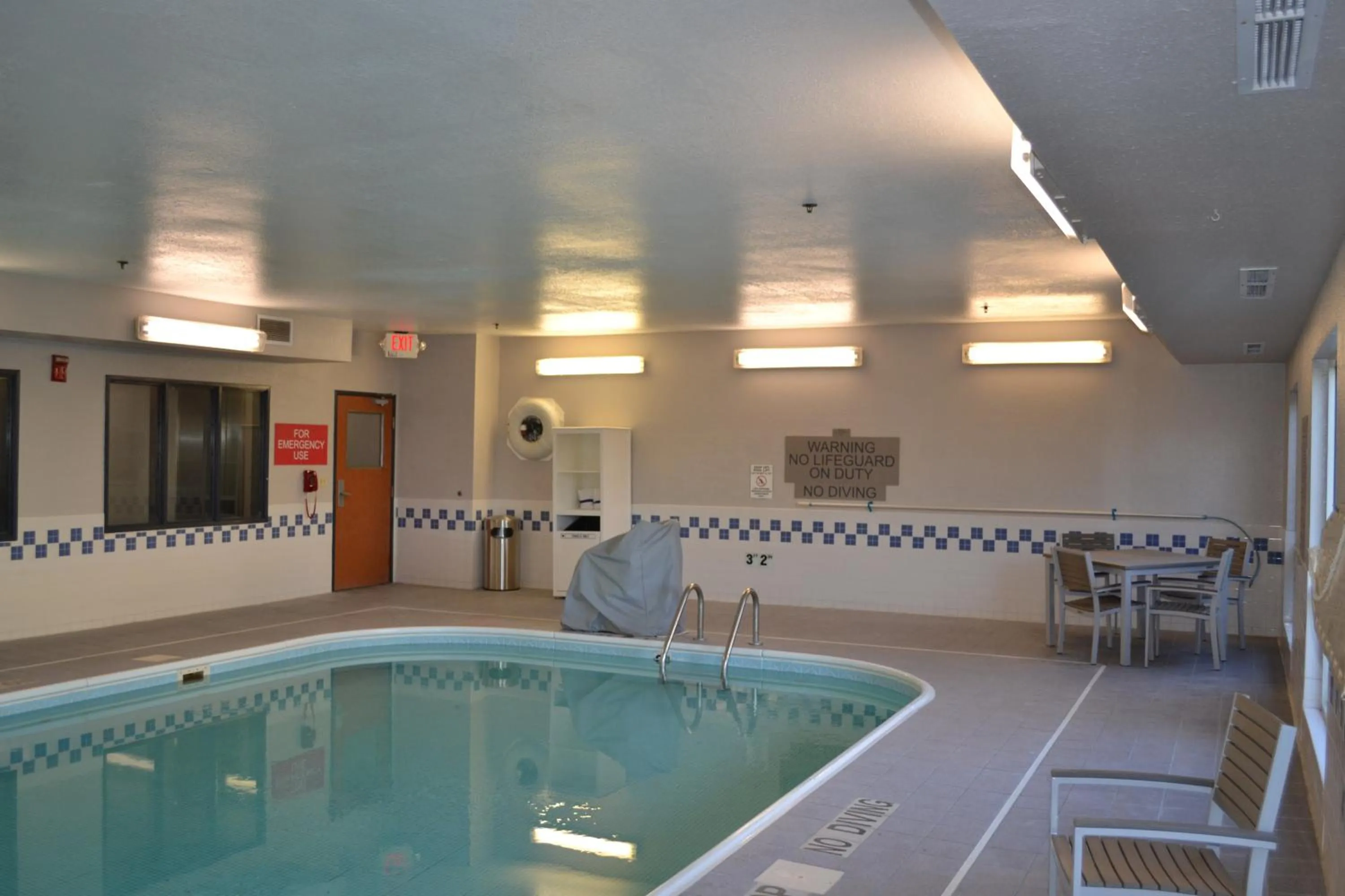 Swimming pool in Country Inn & Suites by Radisson, Fairview Heights, IL