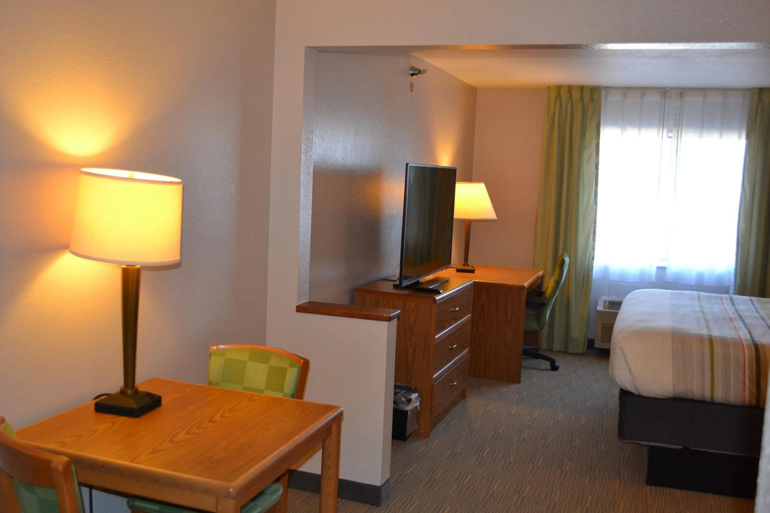 TV and multimedia, Bed in Country Inn & Suites by Radisson, Fairview Heights, IL
