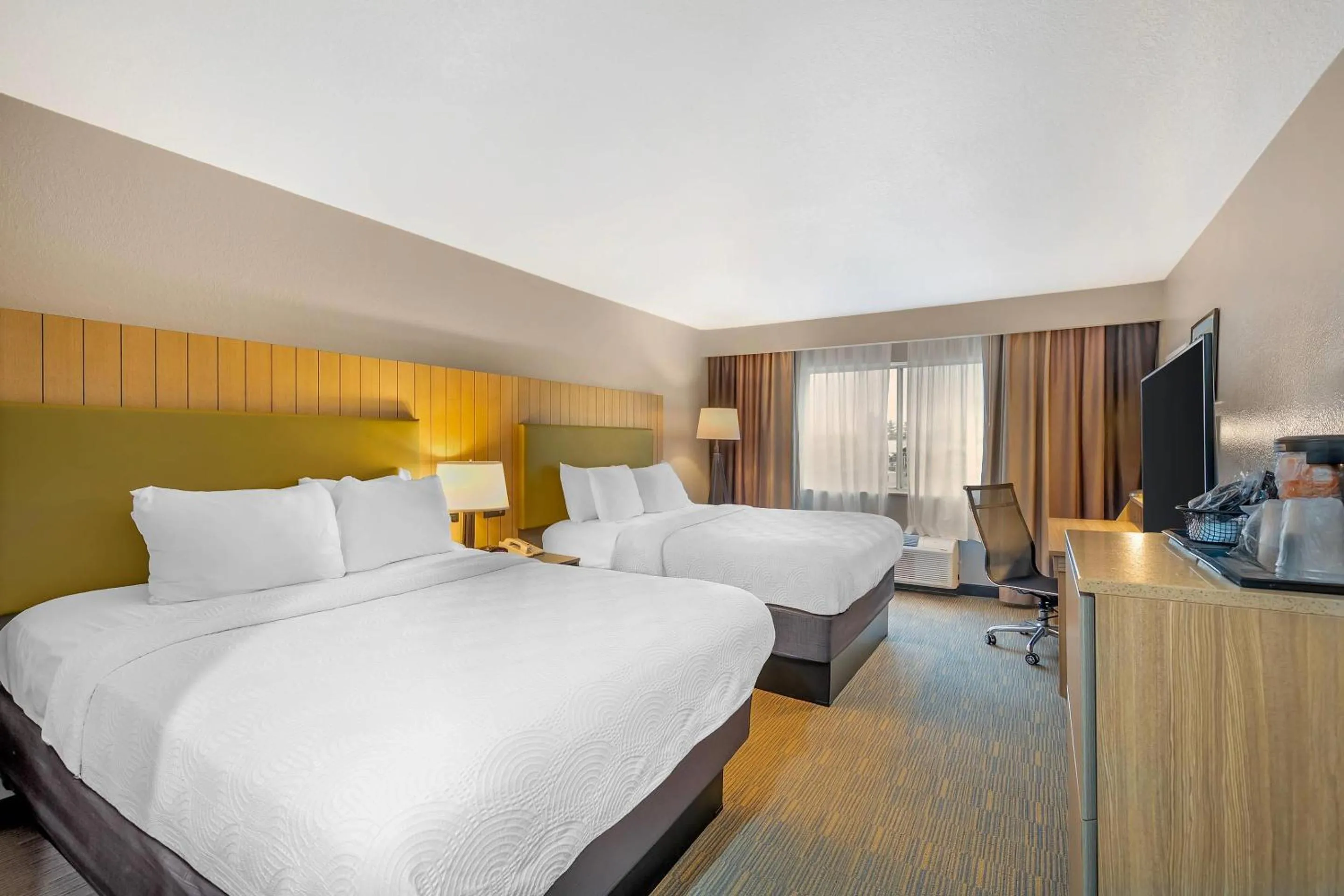 Bedroom, Bed in Country Inn & Suites by Radisson, Fairview Heights, IL