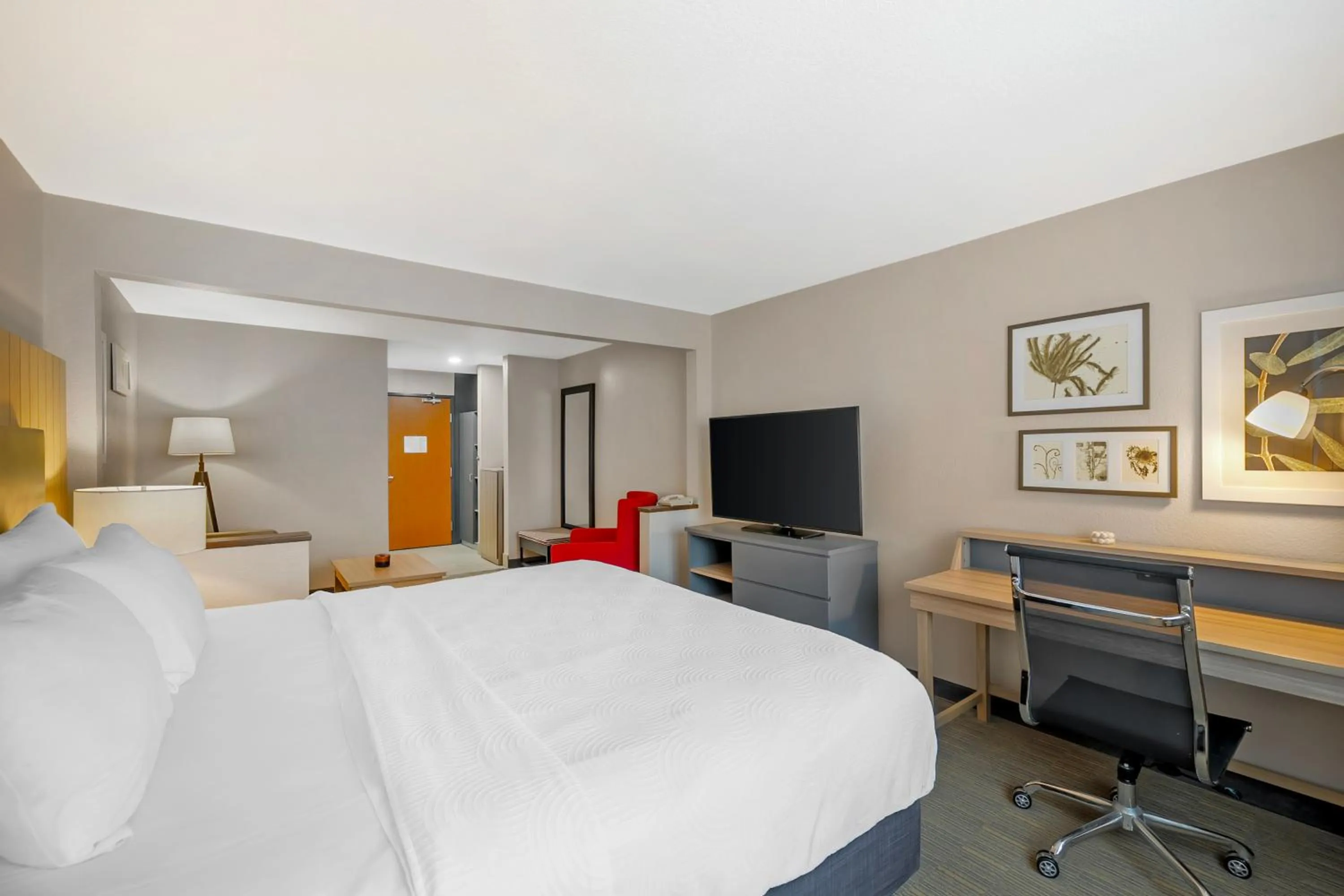 Bed in Country Inn & Suites by Radisson, Fairview Heights, IL