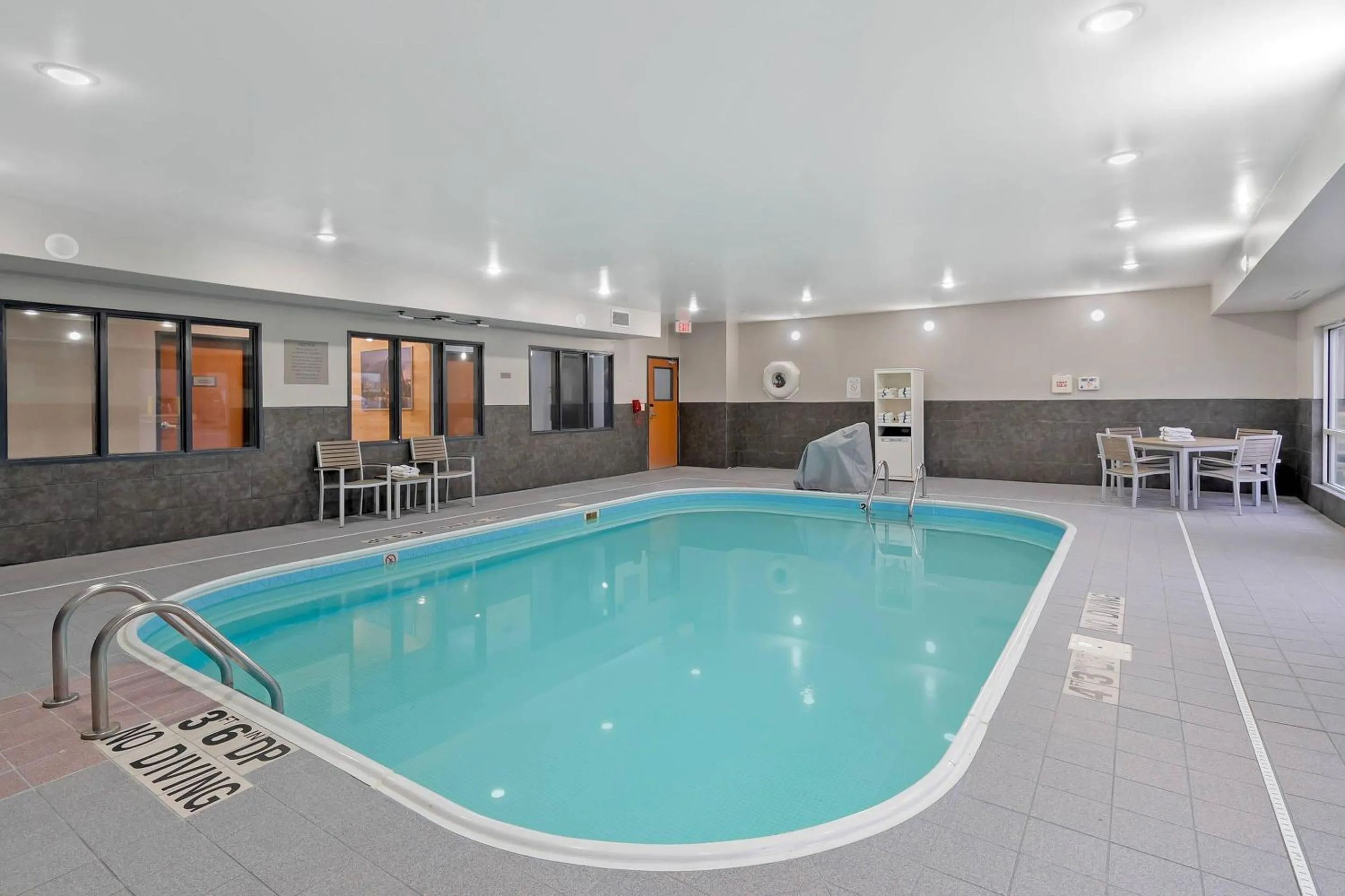 Swimming pool in Country Inn & Suites by Radisson, Fairview Heights, IL