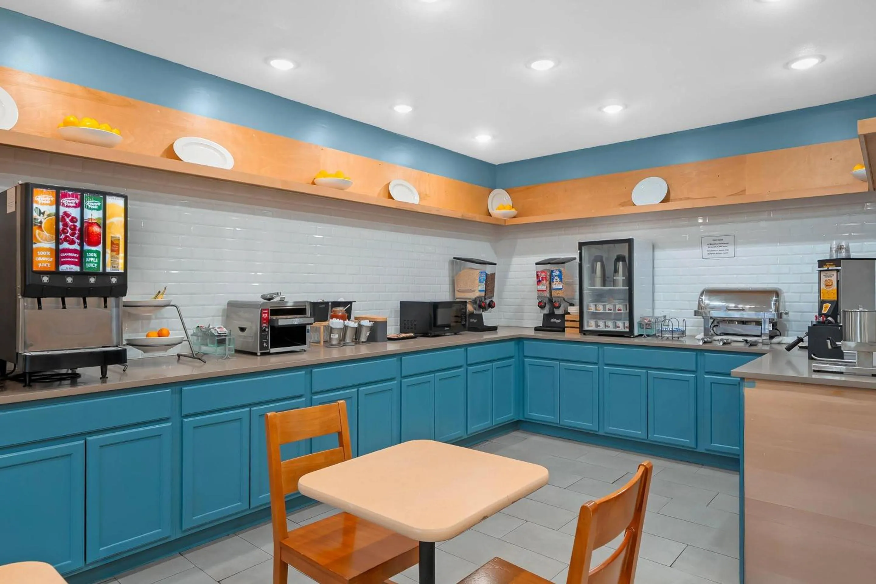 Breakfast in Country Inn & Suites by Radisson, Fairview Heights, IL