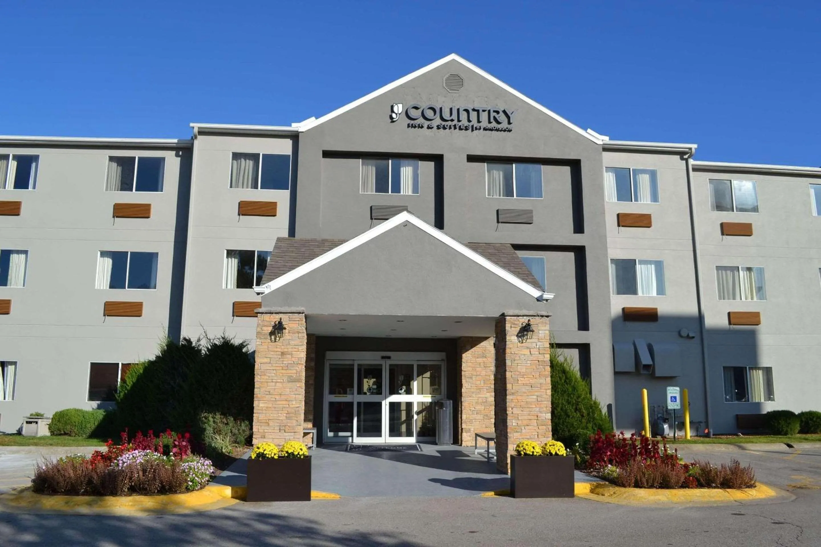 Property building in Country Inn & Suites by Radisson, Fairview Heights, IL
