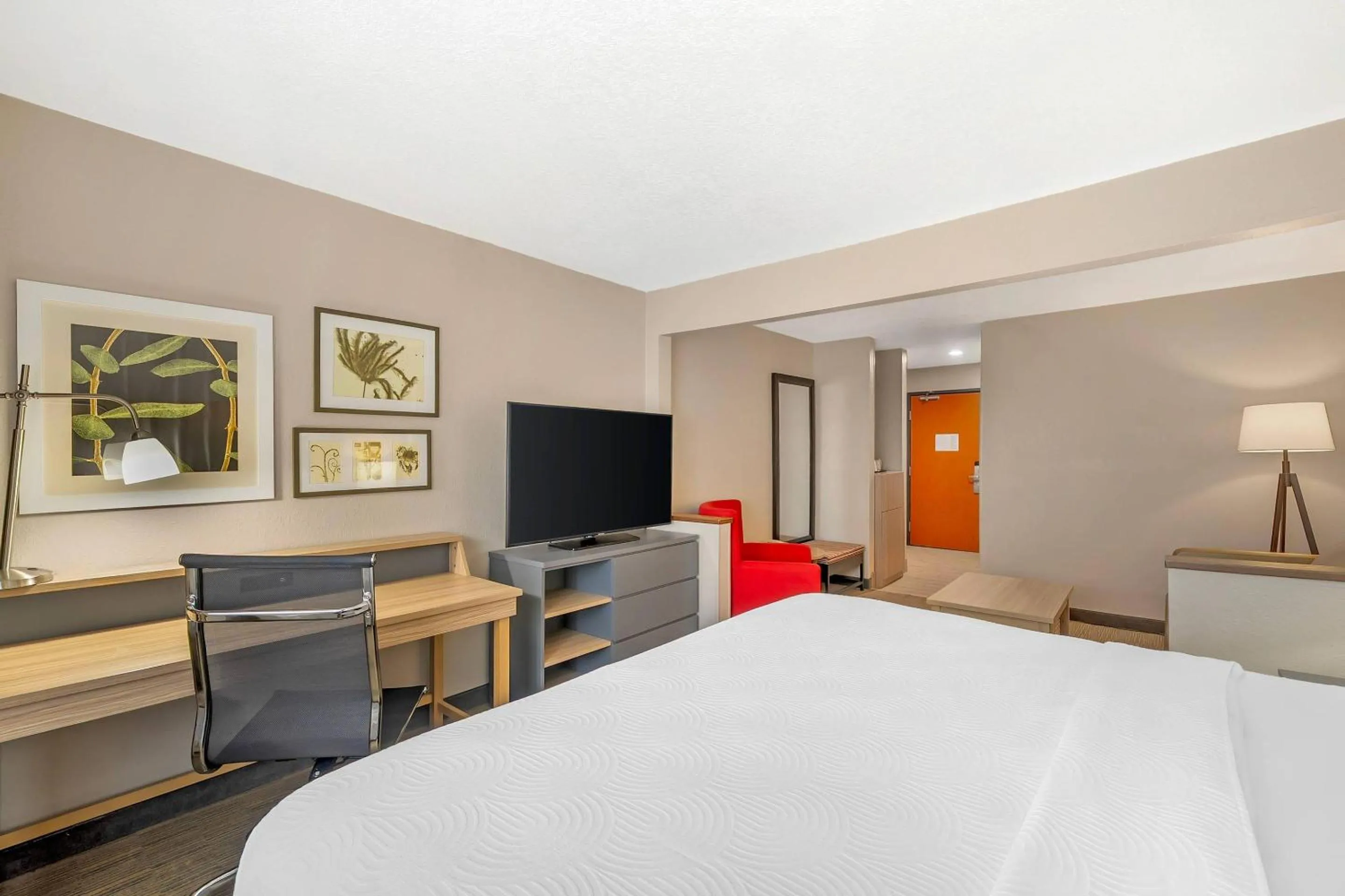 Bedroom, Bed in Country Inn & Suites by Radisson, Fairview Heights, IL
