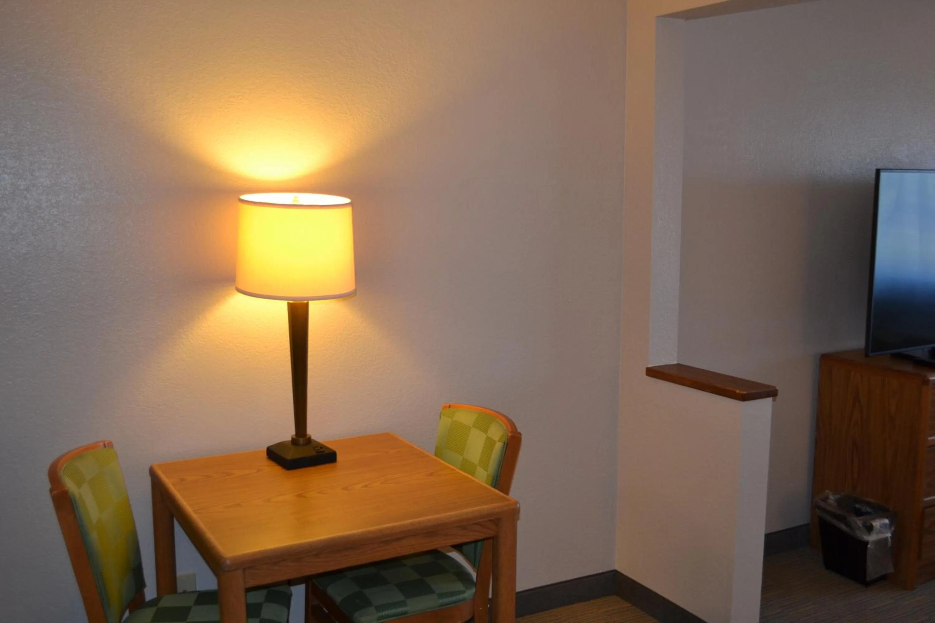 Seating area in Country Inn & Suites by Radisson, Fairview Heights, IL