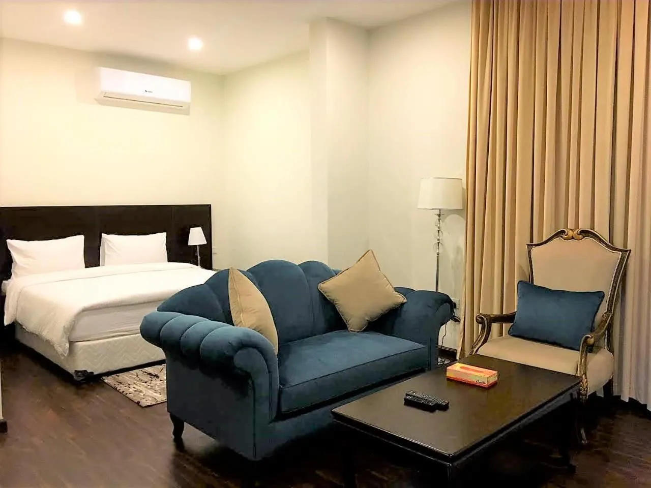 Seating area, Bed in Towlan Al Rawdah