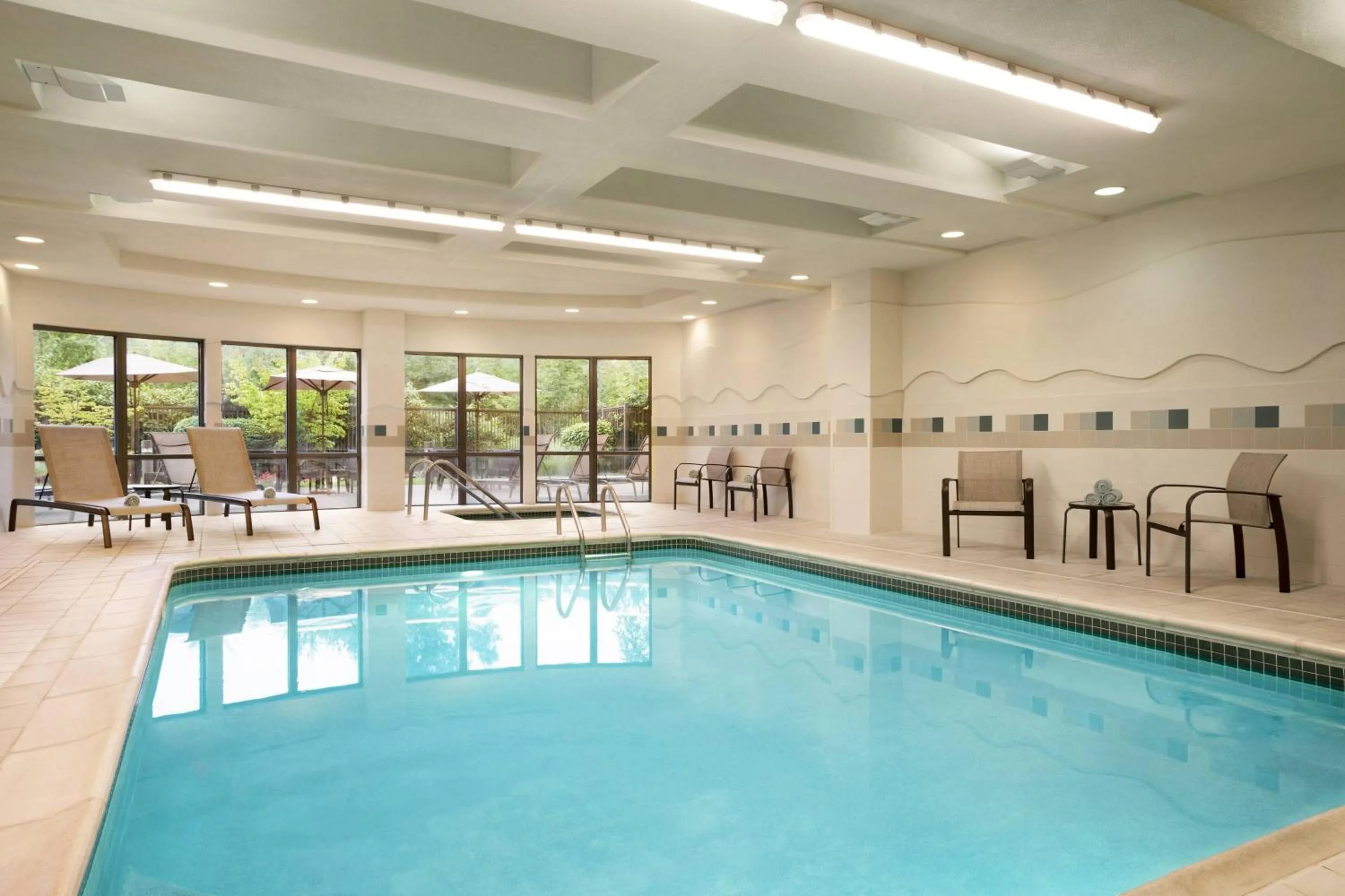 Swimming pool in Courtyard by Marriott Middletown Goshen
