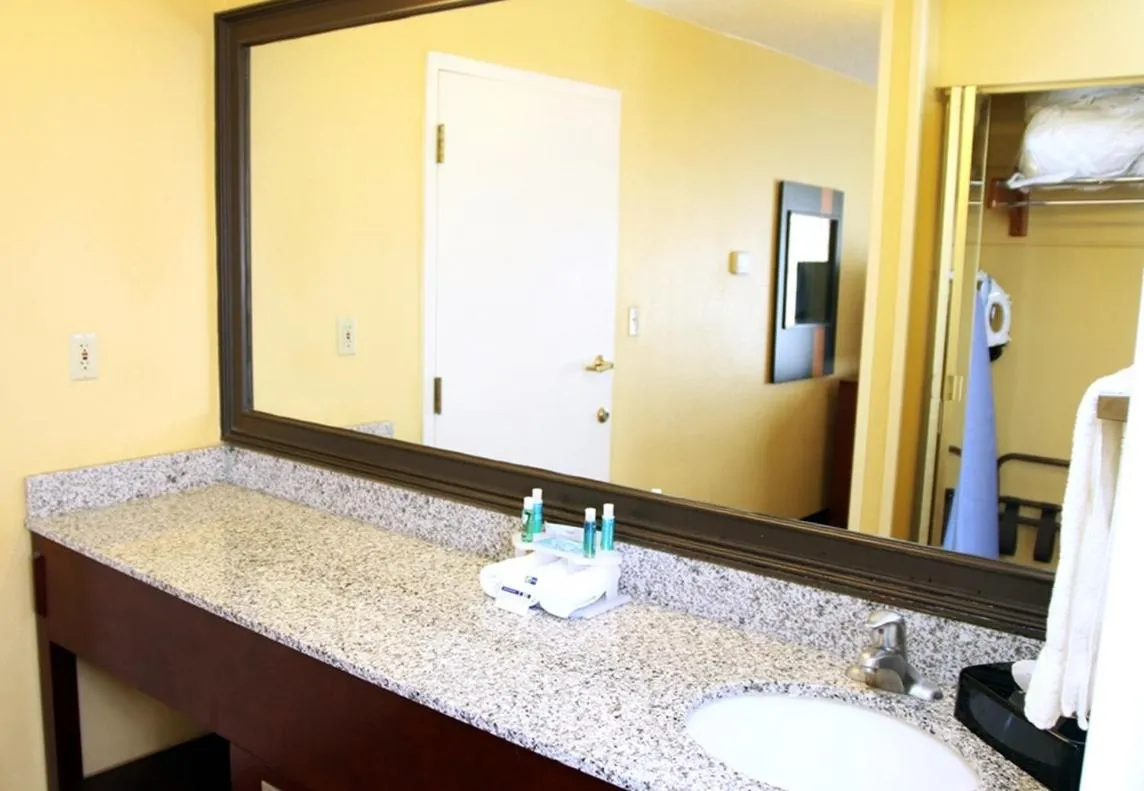 Bathroom in Holiday Inn Express Tifton by IHG