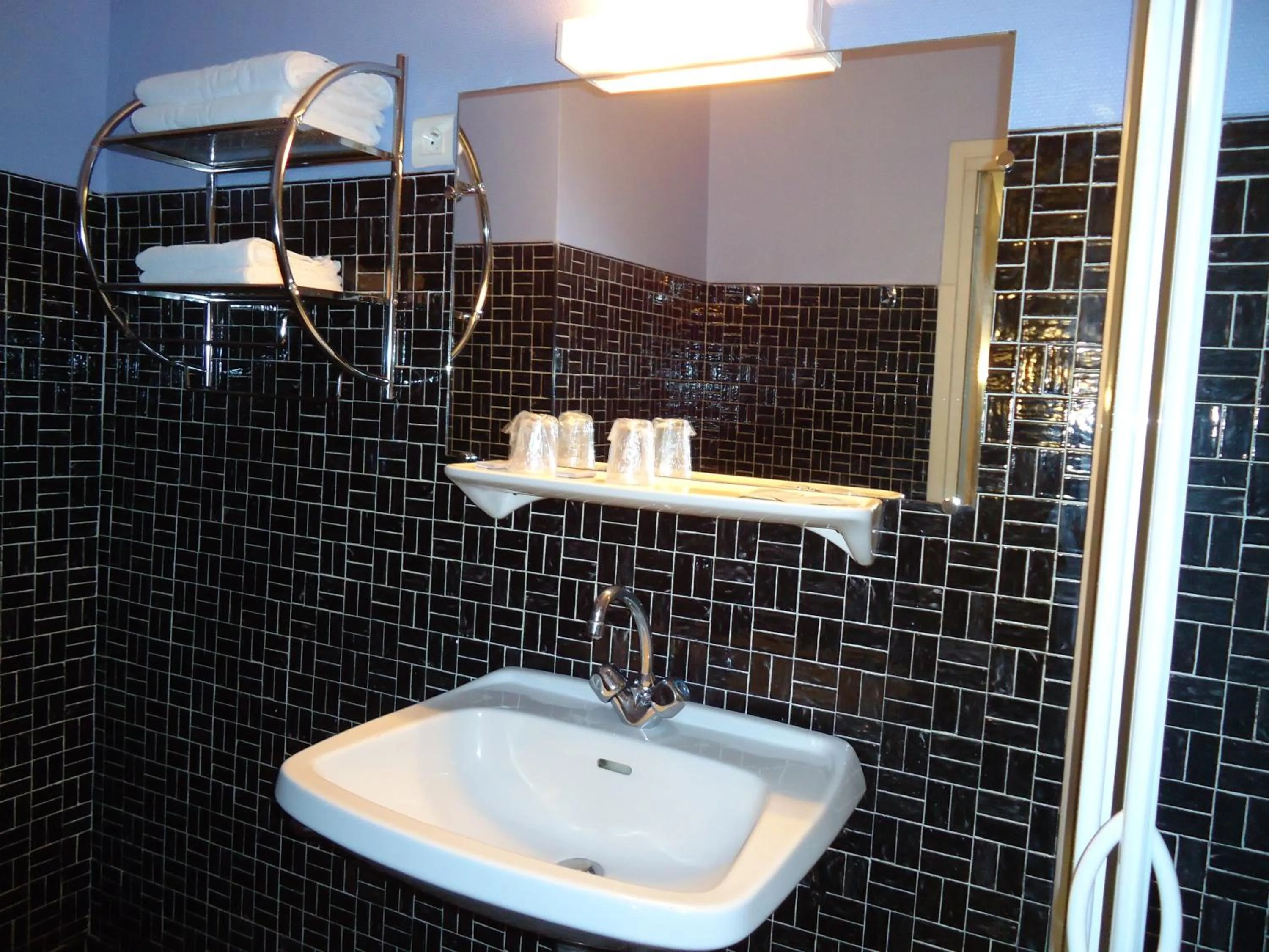 Bathroom in Hotel des Voyageurs