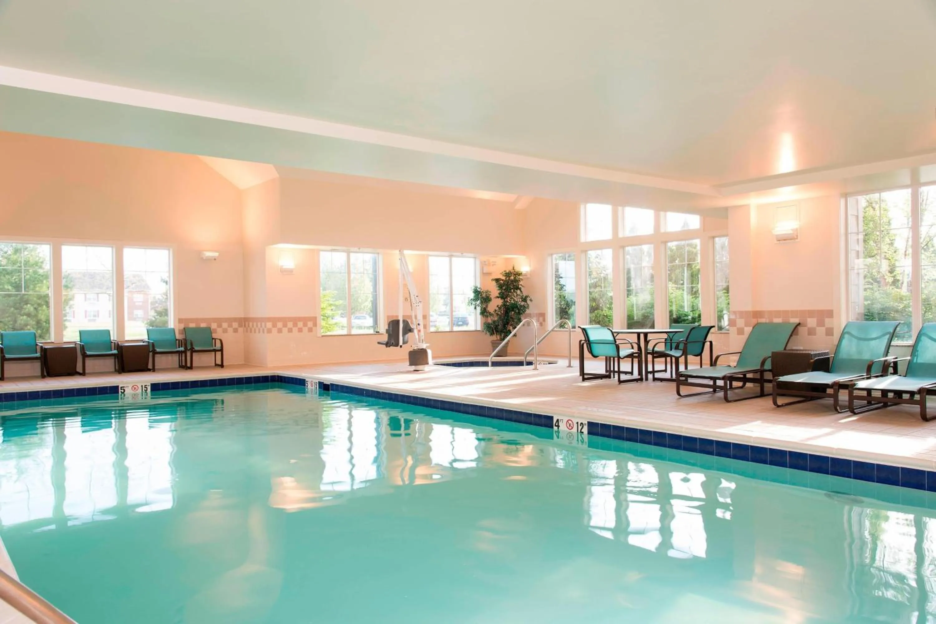 Swimming pool in Residence Inn Toledo Maumee