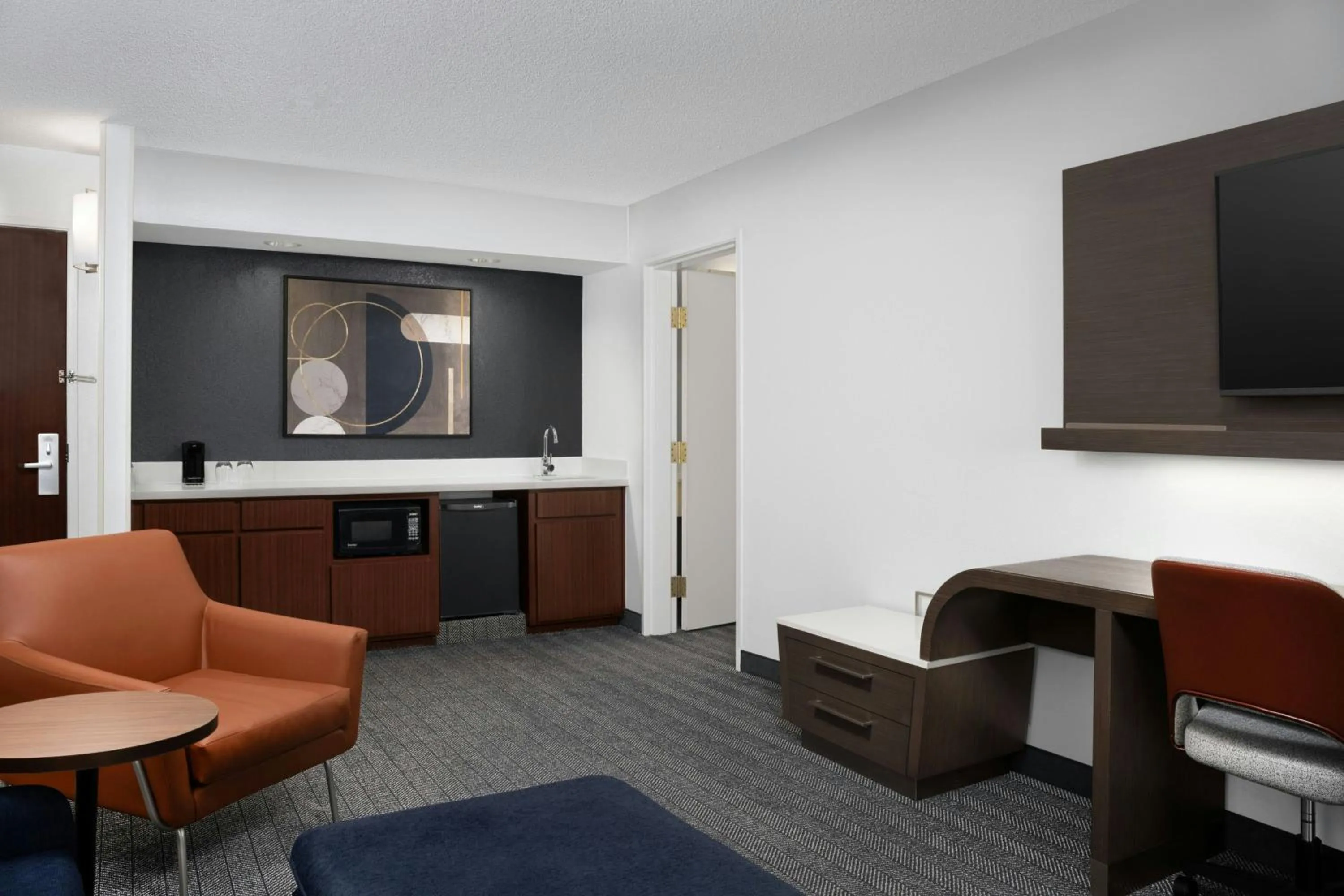 Living room in Courtyard by Marriott Lakeland