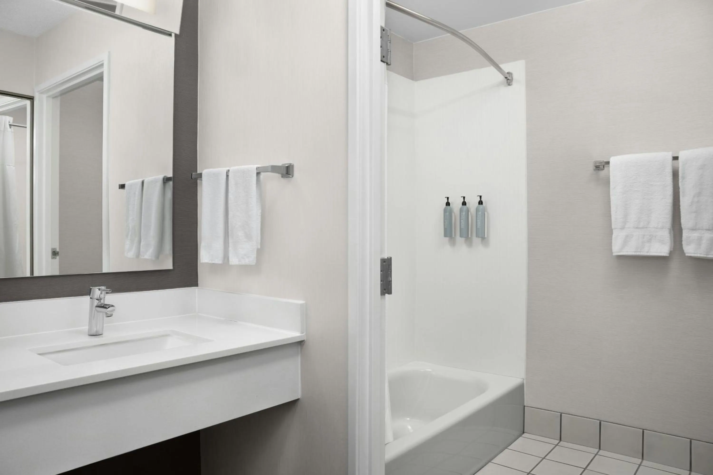 Bathroom in Courtyard by Marriott Lakeland