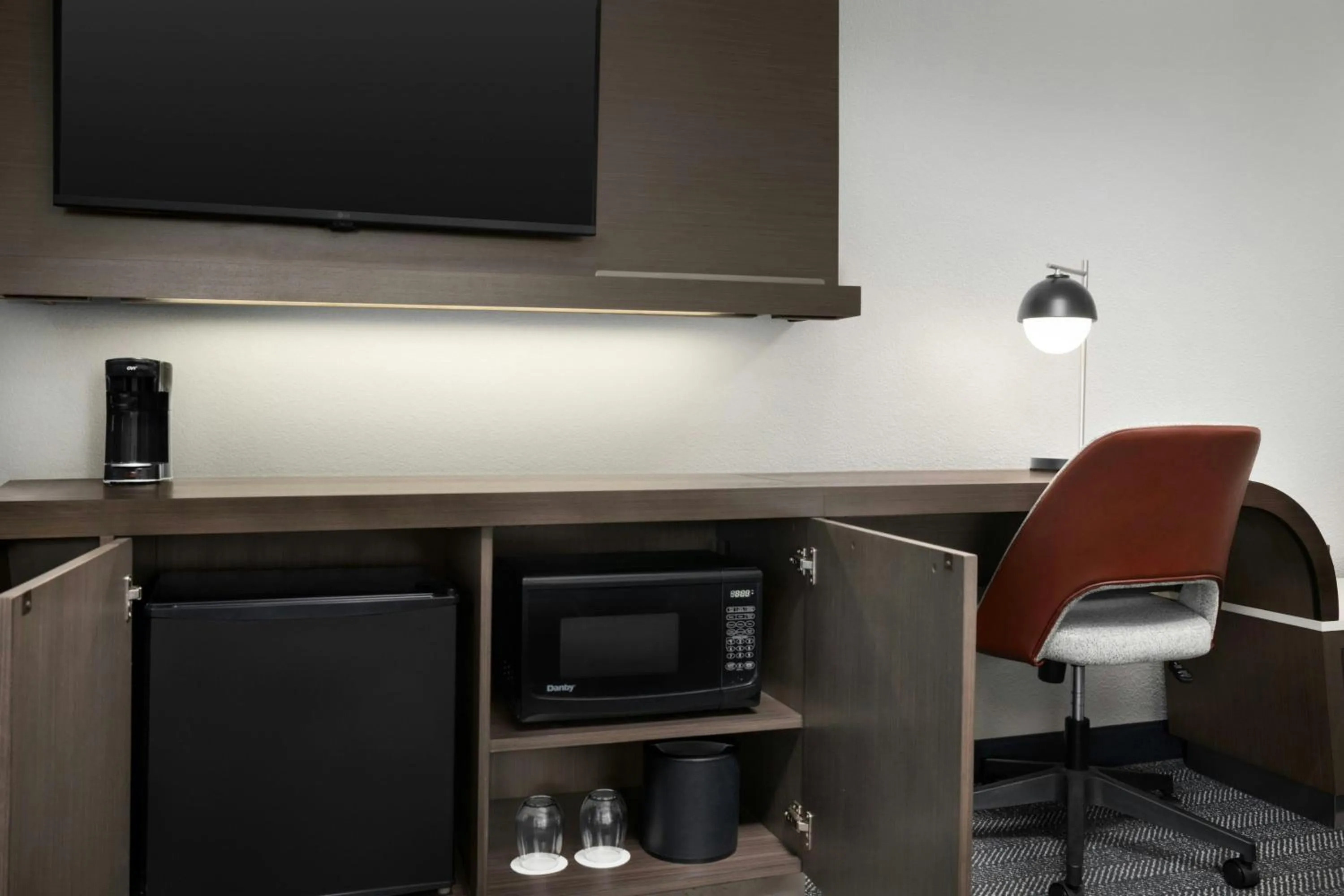 Photo of the whole room in Courtyard by Marriott Lakeland