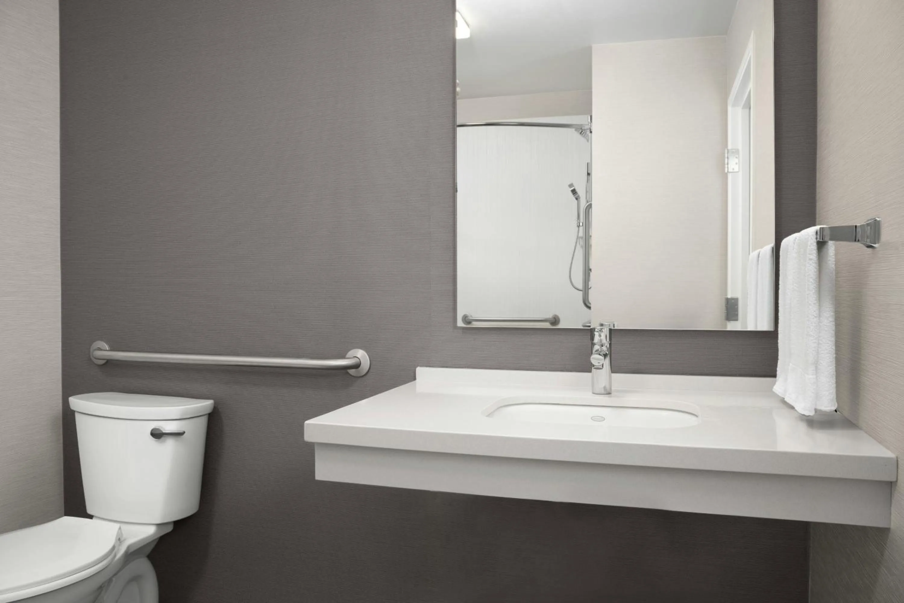 Bathroom in Courtyard by Marriott Lakeland