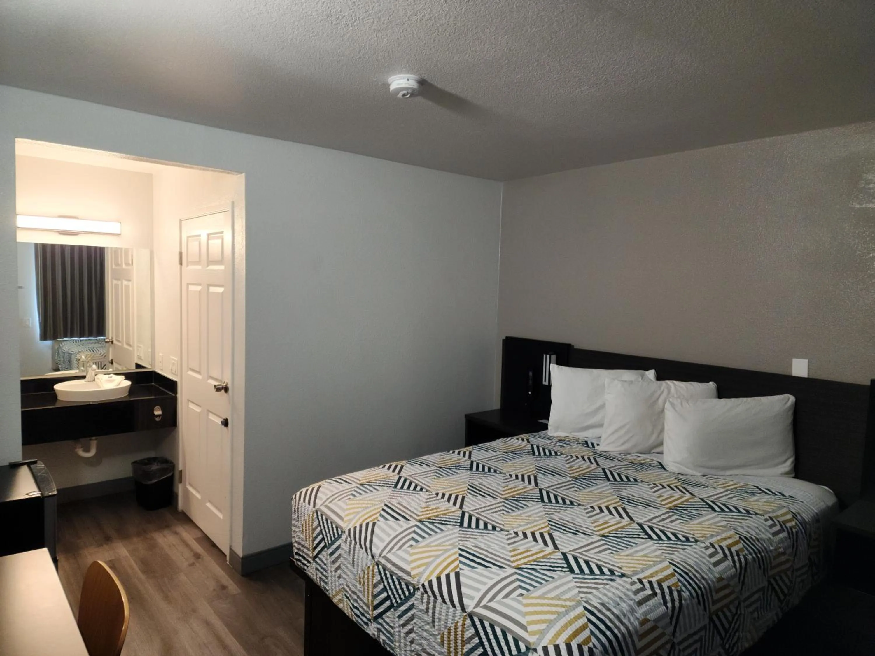 Bedroom, Bed in Motel 6-Sacramento, CA - South Sacramento and Elk Grove