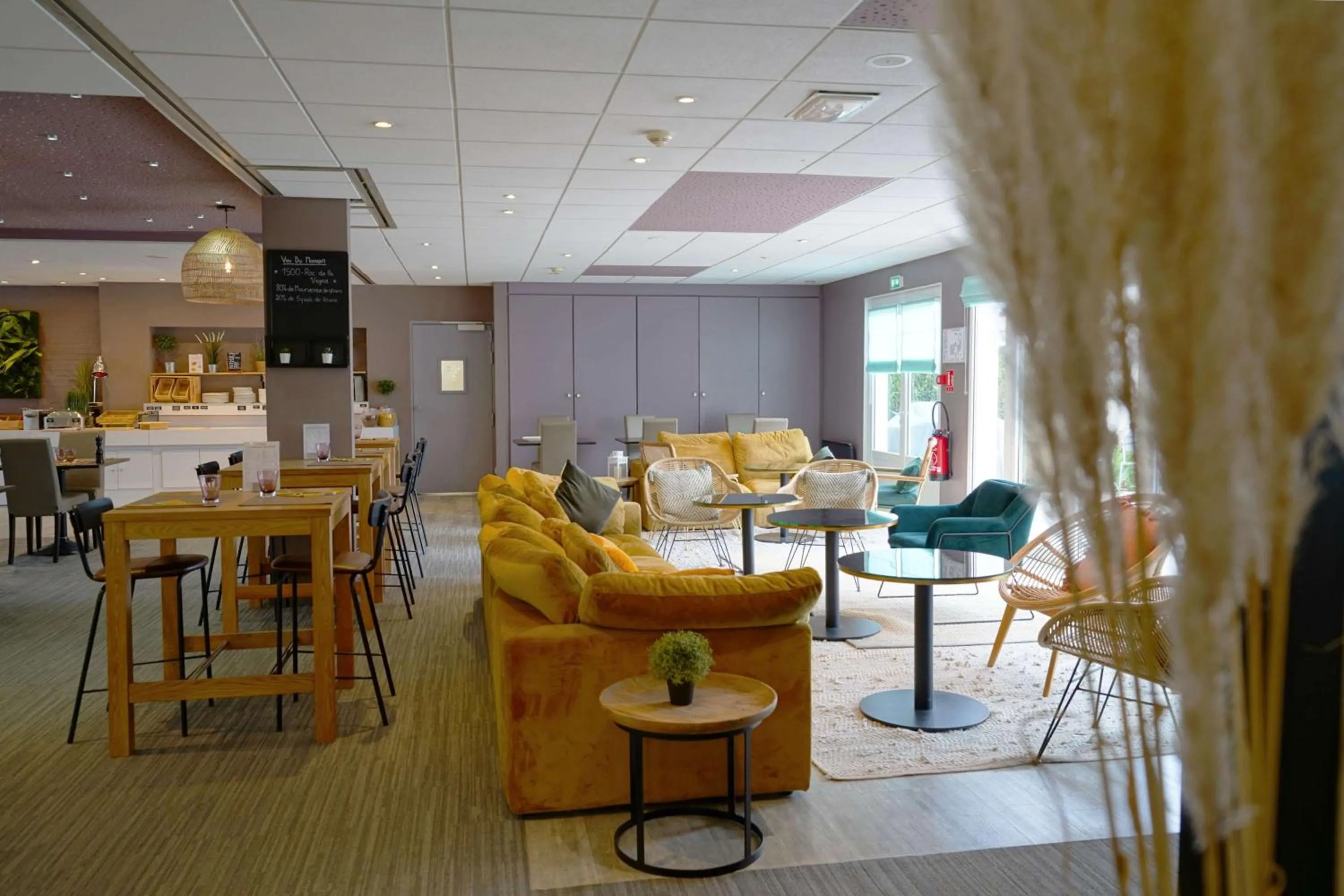 Lounge or bar in Hôtel Best Western The Wish Versailles