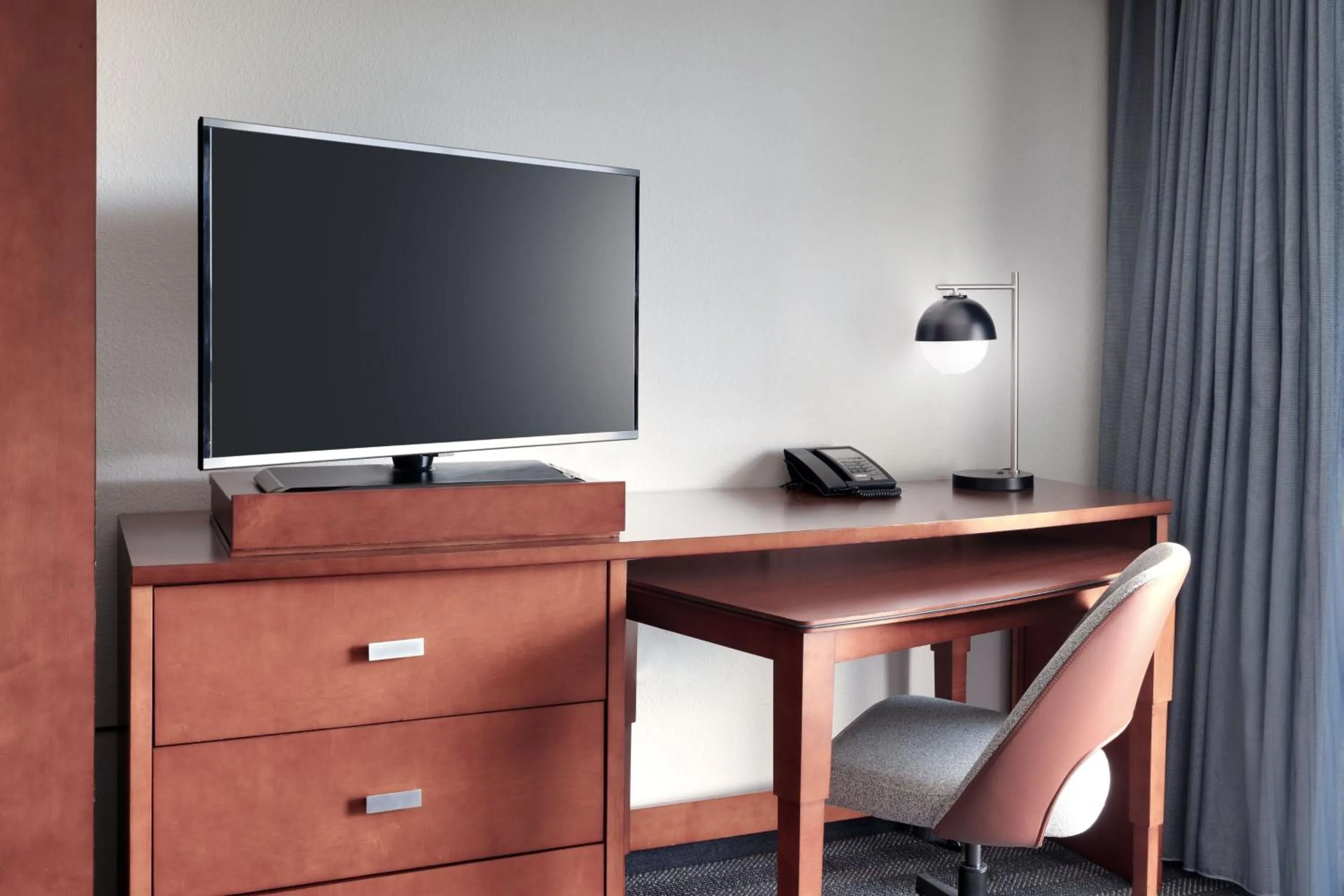 Photo of the whole room in Courtyard by Marriott Johnson City