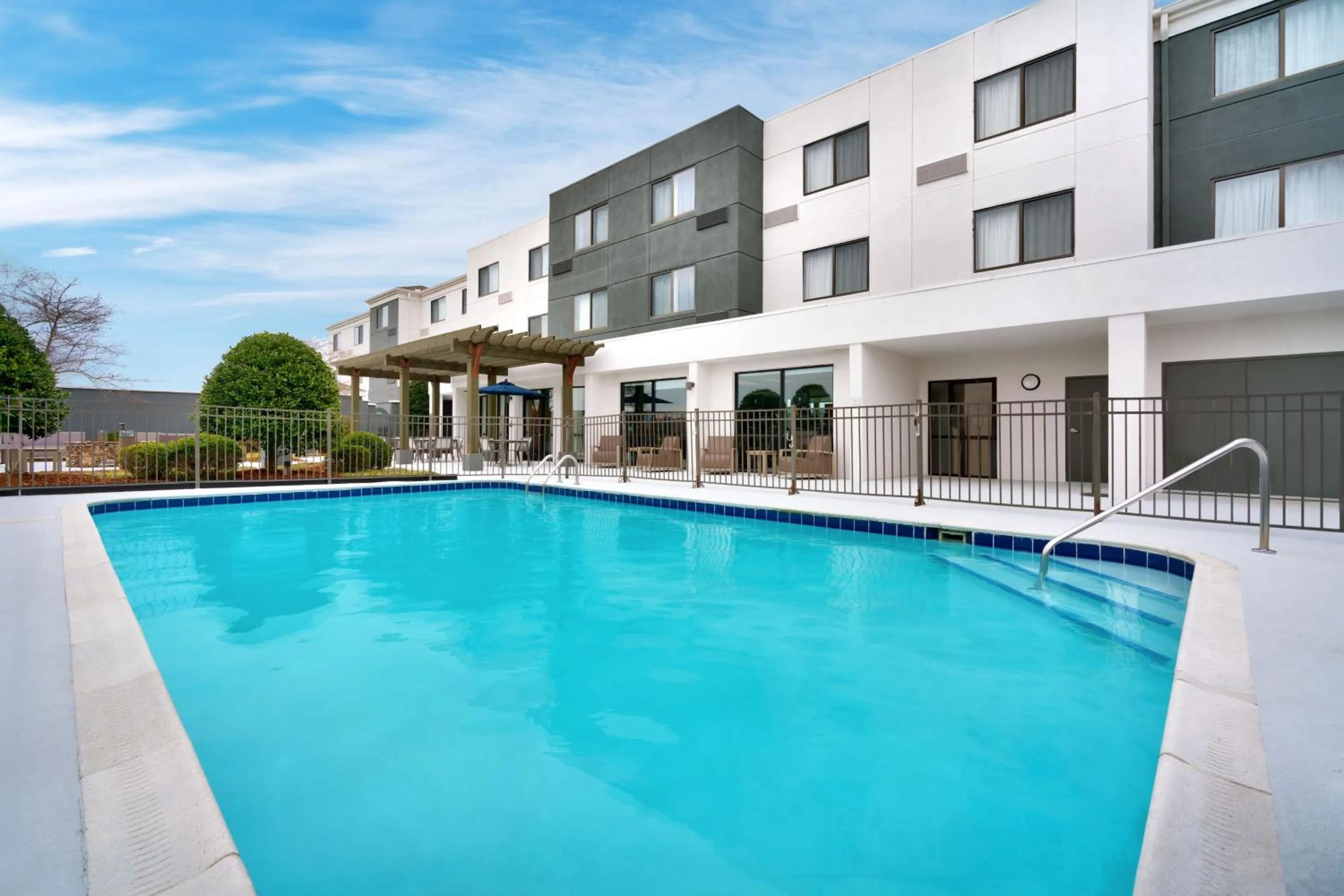 Swimming pool in Courtyard by Marriott Johnson City