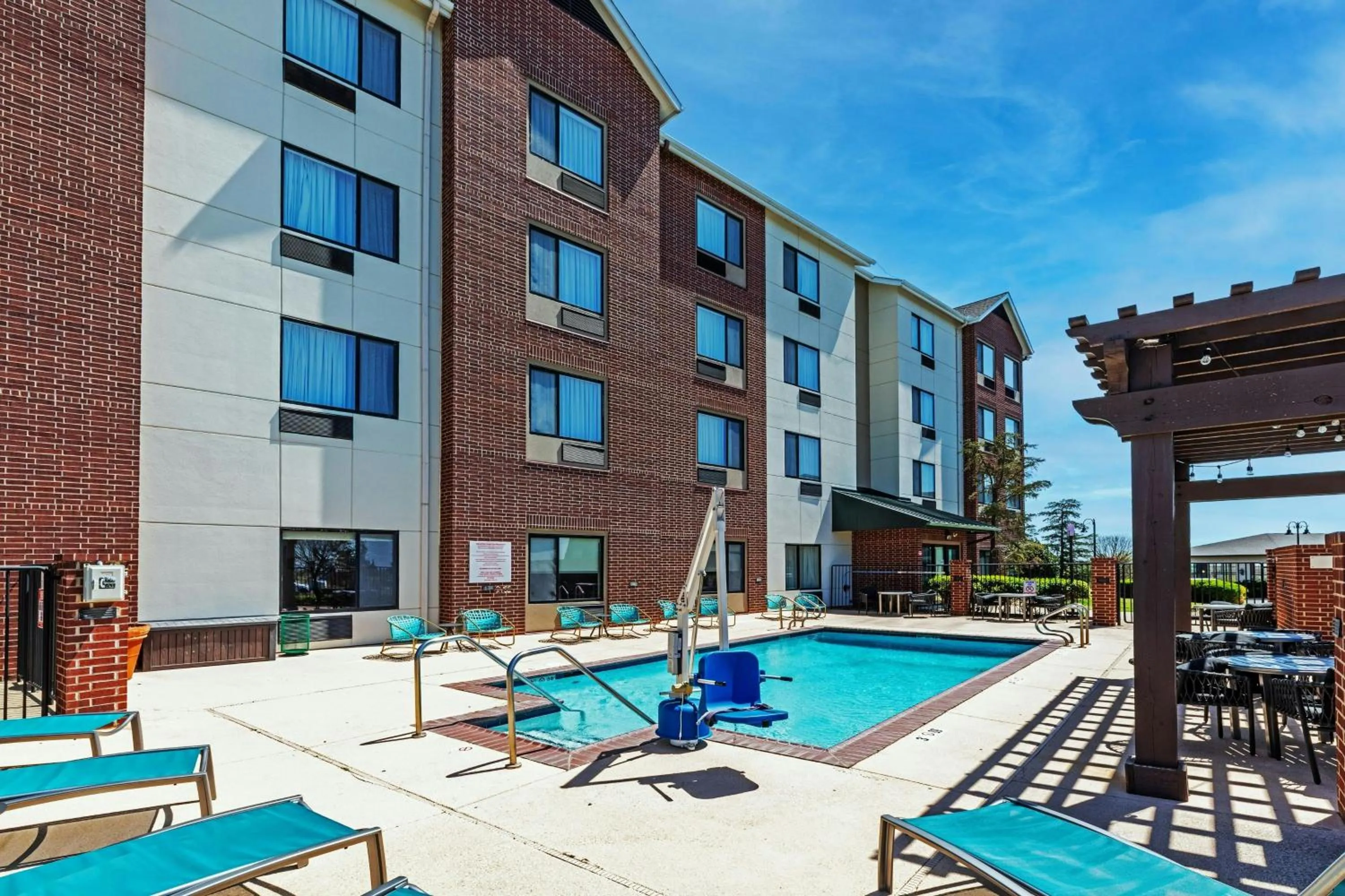 Swimming pool in TownePlace Suites by Marriott Tulsa Broken Arrow